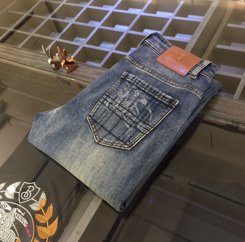 NO:124492,B-home high-end series of trade channels!  European custom version 2025 spring and summer new jeans, the upper body effect is great, original hardware!  Fashionable and stylish. The fabric is pure cotton denim with micro elasticity, comfortable and breathable. It cannot pill. The latest element design in 25 years and the selection of hardware are also selected. The cool men in magazines wear casual shirts and cool casual shoes. They are full of vitality and youthful style. Even if they are older, they are perfectly competent. They are really casual and masculine!  Size 28~3837. (Model/125 catties wear 30), jeans,alexander wang19860909B家高端系列贸易渠道货！欧洲定制版 2025春夏新款牛仔裤 上身效果非常的棒 原版五金！时尚而有型 面料是纯棉牛仔布 带微弹性 舒适透气 不会起球 25年最新元素设计 以及五金的选材上也都是精选高等级五金 喜爱杂志中酷酷的男人 穿着休闲衬衣 搭配酷酷休闲鞋 一身活力四射的青春范 即使年纪大点此款也完全可以胜任 真是怎么搭怎么率性男人味十足！尺码28～3837.（模特/125斤穿30）,,jeans,alexander wang,Men's clothing