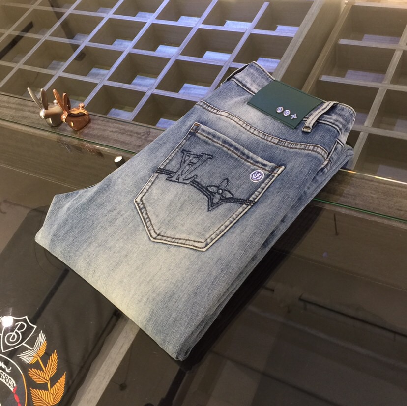 NO:124495,Lujia high-end series of trade channels!  European custom version 2025 spring and summer new jeans, the upper body effect is great, original hardware!  Fashionable and stylish. The fabric is pure cotton denim with micro elasticity, comfortable and breathable. It cannot pill. The latest element design in 25 years and the selection of hardware are also selected. The cool men in magazines wear casual shirts and cool casual shoes. They are full of vitality and youthful style. Even if they are older, they are perfectly competent. They are really casual and masculine!  Size 28~3837. (Model/125 catties wear 30), louis vuitton,louis vuitton,jeans,alexander wang19860909驴家高端系列贸易渠道货！欧洲定制版 2025春夏新款牛仔裤 上身效果非常的棒 原版五金！时尚而有型 面料是纯棉牛仔布 带微弹性 舒适透气 不会起球 25年最新元素设计 以及五金的选材上也都是精选高等级五金 喜爱杂志中酷酷的男人 穿着休闲衬衣 搭配酷酷休闲鞋 一身活力四射的青春范 即使年纪大点此款也完全可以胜任 真是怎么搭怎么率性男人味十足！尺码28～3837.（模特/125斤穿30）,,louis vuitton,louis vuitton,jeans,alexander wang,Men's clothing