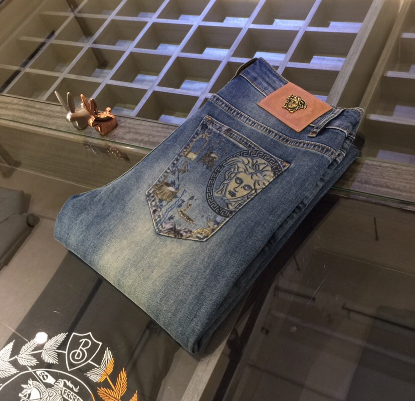 NO:124498,Fanjia high-end series of trade channel goods!  European custom version 2025 spring and summer new jeans, the upper body effect is great, original hardware!  Fashionable and stylish. The fabric is pure cotton denim with micro elasticity, comfortable and breathable. It cannot pill. The latest element design in 25 years and the selection of hardware are also selected. The cool men in magazines wear casual shirts and cool casual shoes. They are full of vitality and youthful style. Even if they are older, they are perfectly competent. They are really casual and masculine!  Size 28~3837. (Model/125 catties wear 30), jeans,alexander wang19860909范家高端系列贸易渠道货！欧洲定制版 2025春夏新款牛仔裤 上身效果非常的棒 原版五金！时尚而有型 面料是纯棉牛仔布 带微弹性 舒适透气 不会起球 25年最新元素设计 以及五金的选材上也都是精选高等级五金 喜爱杂志中酷酷的男人 穿着休闲衬衣 搭配酷酷休闲鞋 一身活力四射的青春范 即使年纪大点此款也完全可以胜任 真是怎么搭怎么率性男人味十足！尺码28～3837.（模特/125斤穿30）,,jeans,alexander wang,Men's clothing