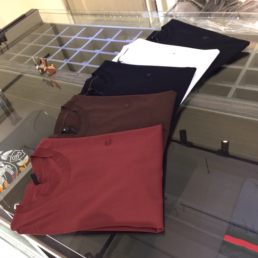 NO:124501,The gospel of Fat Brother Ze’s family is highly recommended!  The latest series of 2025AW, versatile commuting at work, elegant design, a must-have for business elites!  Use high-weight mulberry silk Yilit blended knitted foot cloth fabric!  Wen Ru is soft, delicate and soft, and the upper body is naturally comfortable. The round neck business casual slim fit can be worn both in business and leisure, which highlights the overall styling and slim body feel. The overall craftsmanship line is really impeccable. This kind of fashion all adds points to urban fashion people and has a more gentlemanly charm!  Black/white/dark blue/coffee/brick red!  Size M~4XL (model/125 catties wear M), alexander wang19860909Ze家胖哥哥福音重磅推荐！2025AW最新系列 上班通勤百搭 富于优雅的设计感 商务精英必备！采用高克重桑蚕丝伊力特混纺针织起脚布面料！温儒柔软 细腻柔软 上身自然是舒适 圆领商务休闲修身款 无论是商务还是休闲时候都可穿搭 非常的凸显整体的造型感以及修身上身感 整体的工艺车线真的是无可挑剔的 这样的一款时装 无不为都市时尚人士加分 更加的绅士韵味十足范！黑色/白色/深蓝色/咖色/砖红色！尺码M～4XL（模特/125斤穿M）,,alexander wang,Men's clothing