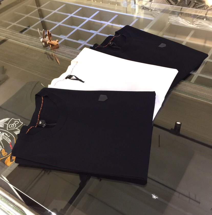 NO:124476,The gospel of the fat brother of LP family is recommended!  The latest series of 2025AW, versatile commuting at work, elegant design, a must-have for business elites!  Use high-weight mulberry silk Yilit blended knitted foot cloth fabric!  Wen Ru is soft, delicate and soft, and the upper body is naturally comfortable. The round neck business casual slim fit can be worn both in business and leisure, which highlights the overall styling and slim body feel. The overall craftsmanship line is really impeccable. This kind of fashion all adds points to urban fashion people and has a more gentlemanly charm!  Black/white/dark blue!  Size M~4XL (model/125 catties wear M), loro piana, alexander wang19860909LP家胖哥哥福音重磅推荐！2025AW最新系列 上班通勤百搭 富于优雅的设计感 商务精英必备！采用高克重桑蚕丝伊力特混纺针织起脚布面料！温儒柔软 细腻柔软 上身自然是舒适 圆领商务休闲修身款 无论是商务还是休闲时候都可穿搭 非常的凸显整体的造型感以及修身上身感 整体的工艺车线真的是无可挑剔的 这样的一款时装 无不为都市时尚人士加分 更加的绅士韵味十足范！黑色/白色/深蓝色！尺码M～4XL（模特/125斤穿M）,,loro piana,alexander wang,Men's clothing