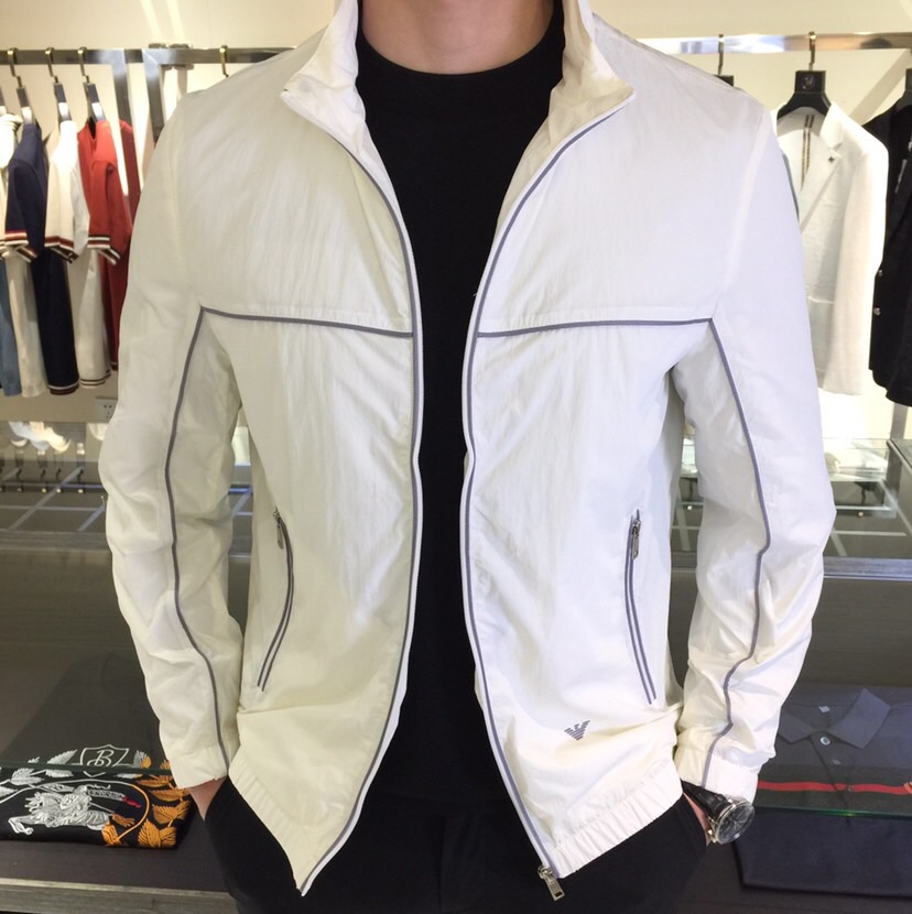 NO:124482,Ajia’s new spring and summer jacket is definitely a casual and business-style item. The fabric is comfortable and you will be well protected in the changing seasons!  The hidden hat design shows quality and status in a low-key manner. The details are full of surprises. The jacket with super high grade and specifications is a popular product that loyal fans cannot miss!  Made of classic tech fiber nylon material, it has a silky smooth effect. It is simple and easy to match, and it is very handsome!  It is recommended that all men must have this item!  It would be a pity to miss it!  Black/white!  Size M~XXXL (model/125 catties wear M), Jackets & coats, Jackets & coats, Hats, Alexander wang19860909A家2025春夏新款外套,绝对是一款休闲与商务范并存的单品,面料舒适,在多变季节护你周全！隐藏帽子设计低调中彰显品质与地位.细节处惊喜连连.档次与规格超高的夹克外套,忠实粉丝不可错过的人气产物！采用经典的科技纤维尼龙材质打造,有着丝质般光滑的效果.简约易搭配,帅气十足！推荐全员男士务必人手这款单品！错过绝对会相当遗憾！黑色/白色！尺码M～XXXL（模特/125斤穿M）,,jackets & coats,jackets & coats,hats,alexander wang,Men's clothing