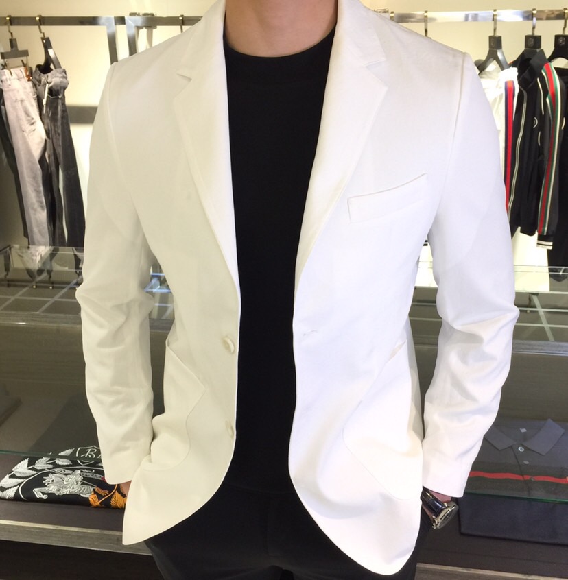 NO:124485,A home 2025ss Spring New Style, High-end Customization, Business-style Eternal Suit Style, Classic Suit Collar, 2 Buckles, slightly zipped waist, the simplest commuting and casual design!  Because this model is a light and soft commuter outfit, the whole body is more uniform, atmospheric and decent, and highlights the exquisiteness casually. It uses top-quality custom super soft silky blend, high-density ultra-thin material, skin-friendly and delicate, soft and breathable, super texture, and strong sense of class. Classic and not picky, the color dedicated to men's wardrobe is simple and generous, easy to wear but not picky, and the quality can definitely stand the test. Black/white!  Size M~XXXL (model/125 catties wear M), business suit, alexander wang19860909A家2025ss开春新款 高级定制 商务风永恒的西装版型 经典西装领,2粒扣,腰部微收,最为简约通勤与休闲设计！因这款主打的是轻薄、柔软的通勤装,整身更为平服,大气得体,随意中凸显精致.采用顶级定制超柔丝滑混纺 高密超薄材质、手感亲肤 细腻舒适 柔软透气,质感超强,档次感强.经典不挑人,男士衣橱专用的颜色 简单大方,好穿不挑人,品质绝对经得起考验.黑色/白色！尺码M～XXXL（模特/125斤穿M）,,business suit,alexander wang,Men's clothing