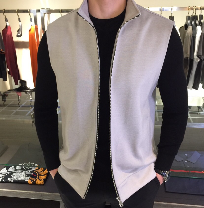 NO:124488,The gospel of Fat Brother A's family is launched in spring with a high-spec knitted wool-blend vest jacket!  Heavy industry weaving technology, hardware zipper buckle. It has a three-dimensional sense, fashionable personality, exquisite craftsmanship, create extraordinary details and undergoes complex craftsmanship!  Soft and thick, friendly to the skin, the fabric absorbs sweat and breathable, has excellent style, and the upper body effect is very stable and mature. It is versatile and age-reducing, and has a great workmanship, simple and generous, fashionable and age-reducing, atmospheric and fashionable, full of European and American style!  Black/dark grey/light grey!  Size M~4XL (model/125 catties wear M), Jackets & coats, alexander wang19860909A家胖哥哥福音春季重磅推出 高规格针织羊毛混纺马甲外套！重工织艺,五金拉链扣.立体感十足,个性时尚,精湛的工艺,缔造非凡的细节,经过复杂的工艺！柔软厚实,亲和肌肤,面料吸汗又透气,版型精良,上身效果十分稳重成熟气质,百搭减龄款,做工超赞,简单大方,时尚减龄,大气时尚,欧美范儿十足！黑色/深灰色/浅灰色！尺码M～4XL（模特/125斤穿M）,,jackets & coats,alexander wang,Men's clothing