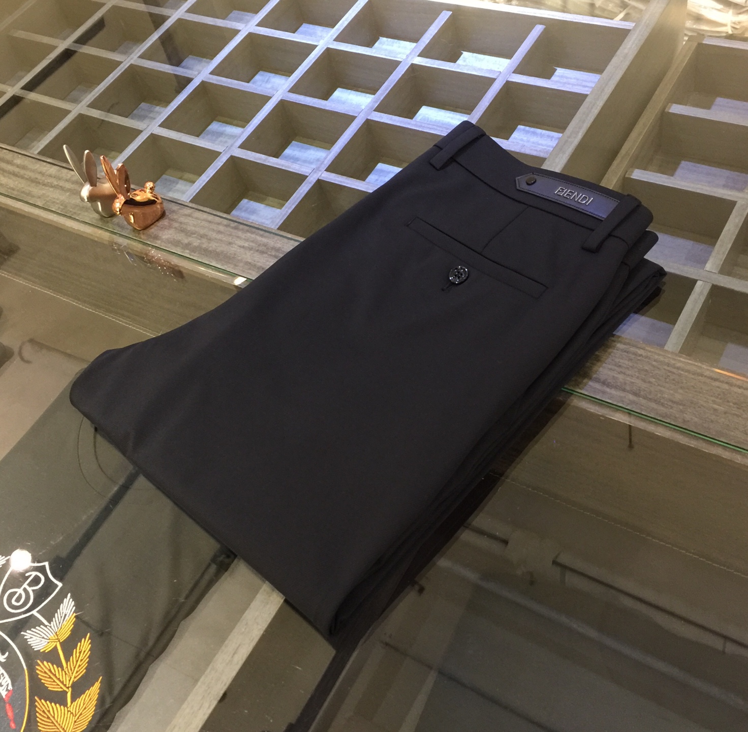 NO:124491,F Home 2025 summer trousers new, brand launched, customer-supplied imported dry and cool mercerized cotton blend elastic fabric, hardware accessories are all customer-supplied, quality comes from details, very classy, ​​and the pants are three-dimensional tailored slim casual trousers!  This style has a very high span. There is no problem with young and middle-aged people because his style is so perfect, the color is very versatile!  Size 29~3837. (Model/125 catties wear 30), fendi, alexander wang19860909F家2025夏装西裤新品 品牌上线、客供进口干爽清凉丝光棉混纺弹性面料 五金附料都是客供 品质源于细节 非常显档次 裤型属于立体剪裁修身休闲西裤！这个版型很跨度非常的高 年轻 中年的 都没有问题 因为他的版型太完美了颜色也非常百搭！尺码29～3837.（模特/125斤穿30）,,fendi,alexander wang,Men's clothing