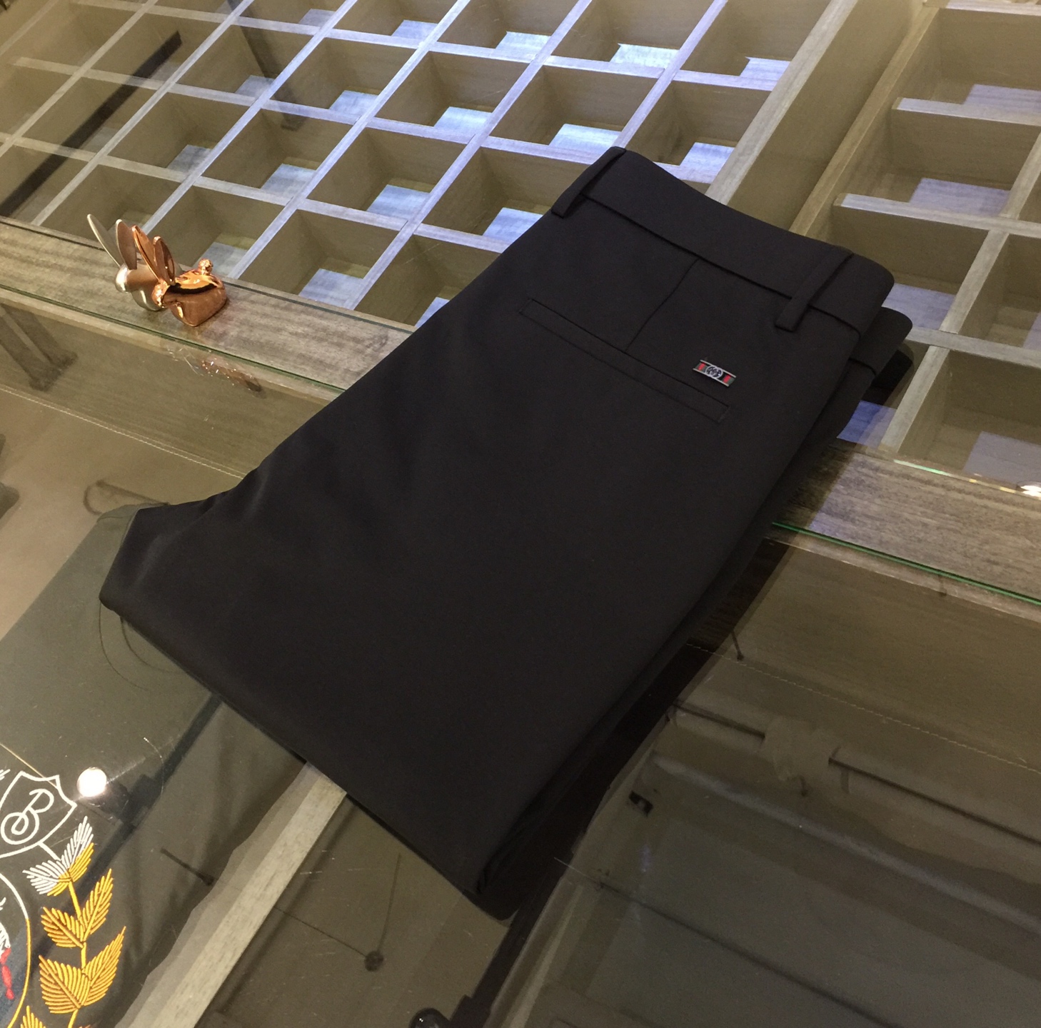 NO:124497,G Home 2025 summer nine-point trousers are available in the brand, imported dry, cool mercerized cotton blend elastic fabric, hardware and materials are all supplied by customers, quality comes from details, very classy, ​​and the pants are three-dimensional tailored slim casual trousers!  This style has a very high span. There is no problem with young and middle-aged people because his style is so perfect, the color is very versatile!  Size 29~3837. (Model/125 catties wear 30), gucci, alexander wang19860909G家2025夏装九分西裤新品 品牌上线、客供进口干爽清凉丝光棉混纺弹性面料 五金附料都是客供 品质源于细节 非常显档次 裤型属于立体剪裁修身休闲西裤！这个版型很跨度非常的高 年轻 中年的 都没有问题 因为他的版型太完美了颜色也非常百搭！尺码29～3837.（模特/125斤穿30）,,gucci,alexander wang,Men's clothing