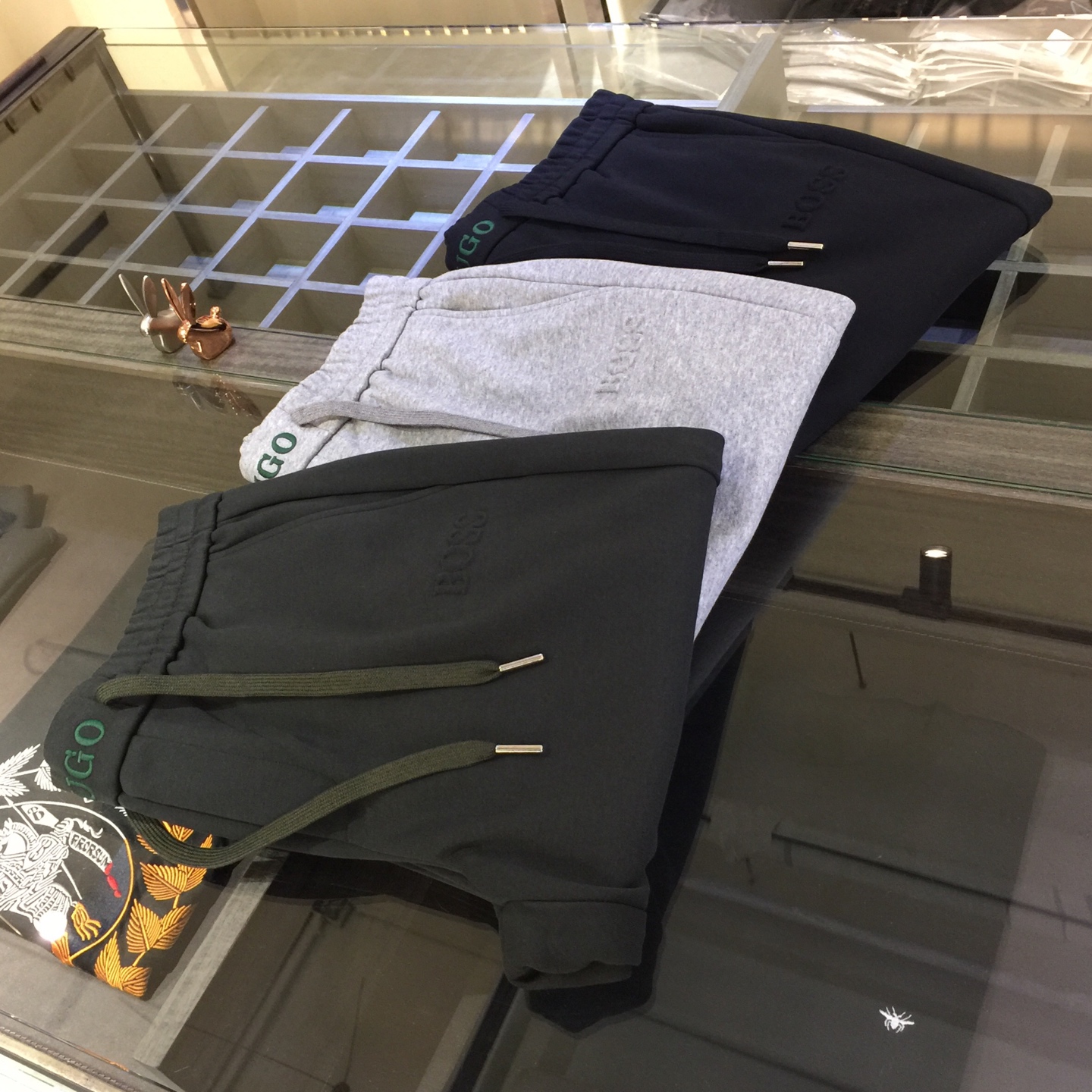 NO:124500,BOSS2025 spring latest casual pants. Production from OEM. Elastic waist casual pants. Custom imported top-grade fabrics, combed cotton blend. Good comfort. The upper body has no sense of restraint. The high-end style makes the legs look slender. Super versatile!  Black/Gray/Dark Green!  Size M~XXXL (model/125 catties wear M), alexander wang19860909BOSS2025春款最新休闲裤.代工厂出品.松紧腰休闲裤 定制进口顶级面料、精梳棉混纺.舒适度佳.上身毫无束缚感.高版型、上身显腿修长.超级百搭！黑色/灰色/暗绿色！尺码M～XXXL（模特/125斤穿M）,,alexander wang,Men's clothing