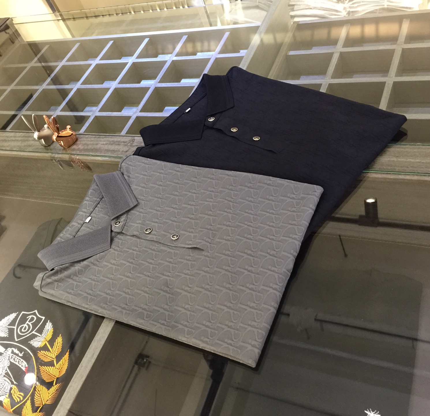 NO:124502,Dijia 2025 summer wear new lapel shirt, a brand new concept, a masterpiece of fashion tycoons, adopts the top integrated molding process, and the fabric adopts the top double mercerized knitting and flower burning process!  The delicate and smooth texture makes people feel comfortable. Highly recommended. And you can't see such a style outside at all!  It is definitely an eye-catching model that cannot be missed. It shows its fashionable charm and style. It is perfectly matched in terms of color and style. Black/Gray!  Size M~XXXL (model/125 catties wear M), dior, alexander wang19860909迪家2025夏装新品翻领衫 全新的概念 时尚大鳄的精品之作,采用最顶尖一体成型工艺 面料采用顶级双丝光针织烧花工艺！ 细腻柔滑的质感 让人倍感舒适 强烈推荐 而且外面您是根本看不到这样的款式的！绝对是不容错过的吸睛款 尽显时尚魅力风尚不管是从色系还是款式上都是完美搭配.黑色/灰色！尺码M～XXXL（模特/125斤穿M）,,dior,alexander wang,Men's clothing