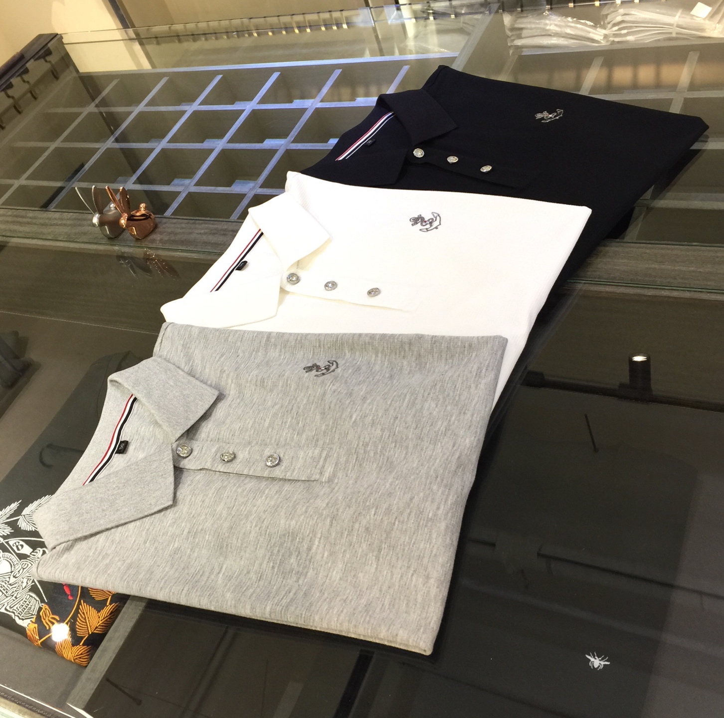 NO:124505,TB Home 2025AW Lapel Shirts, versatile commuting to work, full of elegant design, a must-have for business elites. This design is very exquisitely designed fabric!  It uses high-weight honeycomb fiber cotton fabric. Wen Ru is soft, delicate and soft. The upper body is naturally comfortable. The lapel business casual slim fit can be worn both in business and leisure. It highlights the overall styling and slim body feel. The overall craftsmanship line is really impeccable. This kind of lapel fashion adds points to urban fashion people and has a more gentlemanly charm!  Black/white/grey!  Size M~XXXL (model/125 catties wear M), alexander wang19860909TB家2025AW最新系列翻领衫 上班通勤百搭 富于优雅的设计感 商务精英必备 此款设计非常考究面料！采用高克重蜂窝纤维棉面料 温儒柔软 细腻柔软 上身自然是舒适 翻领商务休闲修身款 无论是商务还是休闲时候都可穿搭 非常的凸显整体的造型感以及修身上身感 整体的工艺车线真的是无可挑剔的 这样的一款翻领时装 无不为都市时尚人士加分 更加的绅士韵味十足范！黑色/白色/灰色！尺码M～XXXL（模特/125斤穿M）,,alexander wang,Men's clothing