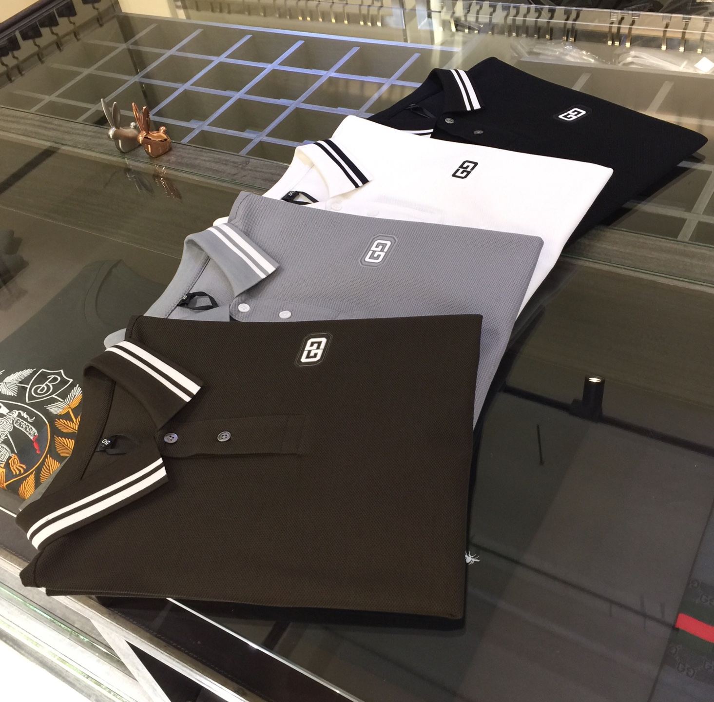 NO:124507,The latest summer series of Fat Brother G family, versatile commuting to work, elegant design, a must-have for business elites, made of mulberry silk and mercerized bead floor cotton blend fabric Wen Ru soft, delicate and soft, the upper body is naturally comfortable, lapel business casual slim fit style, can be worn in both business and leisure!  It highlights the overall styling and body-slimming feeling. The overall craftsmanship line is really impeccable. This kind of lapel fashion adds points to urban fashion people and has a more gentlemanly charm!  Black/white/grey/dark green!  Size M~4XL (model/125 catties wear M), gucci, alexander wang19860909G家胖哥哥福音夏季最新系列 上班通勤百搭 富于优雅的设计感 商务精英必备 采用桑蚕丝、丝光珠地棉混纺面料 温儒柔软 细腻柔软 上身自然是舒适 翻领商务休闲修身款 无论是商务还是休闲时候都可穿搭！非常的凸显整体的造型感以及修身上身感 整体的工艺车线真的是无可挑剔的 这样的一款翻领时装 无不为都市时尚人士加分 更加的绅士韵味十足范！黑色/白色/灰色/暗绿色！尺码M～4XL（模特/125斤穿M）,,gucci,alexander wang,Men's clothing