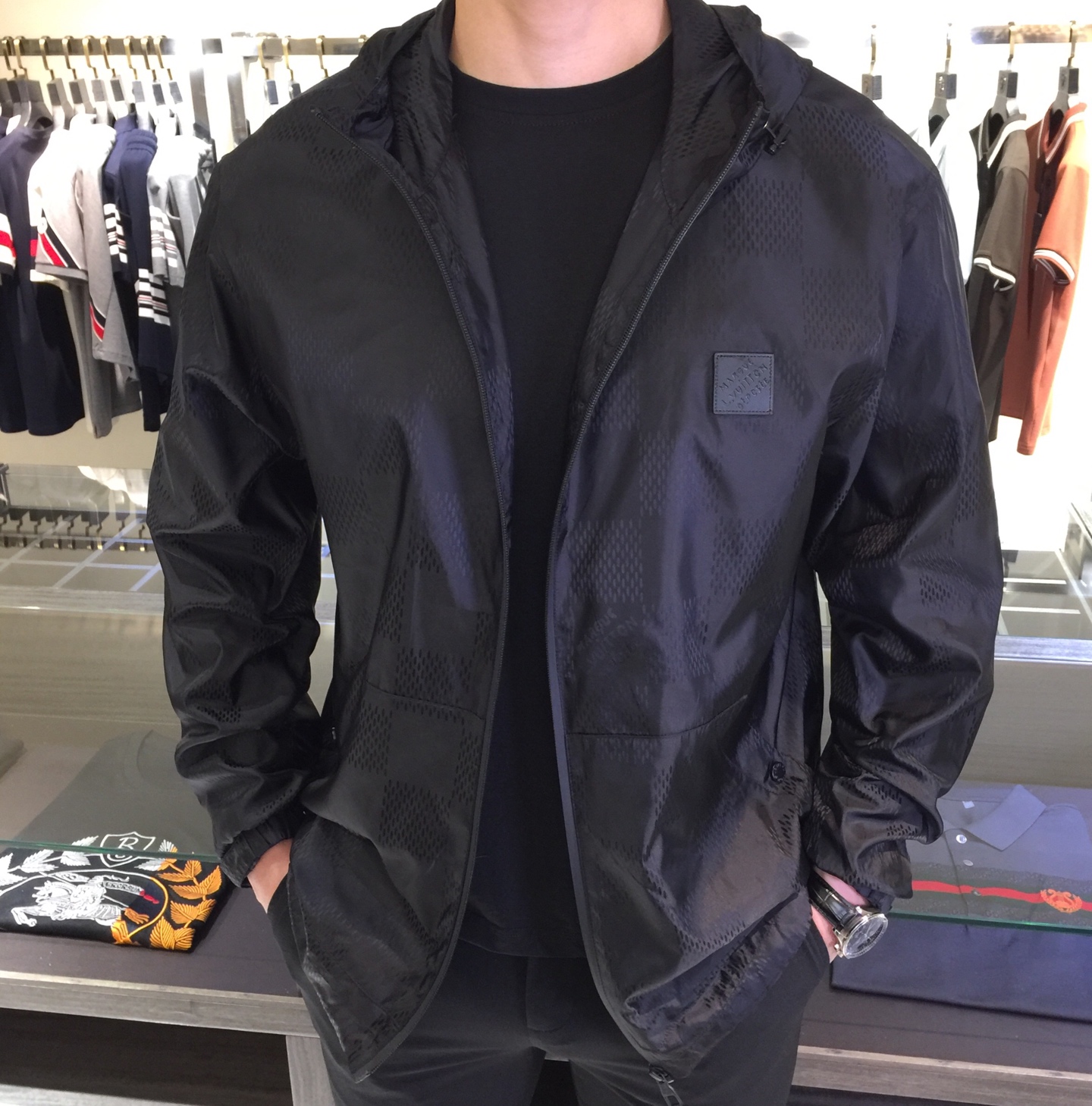 NO:124511,The new Lujia spring and summer jacket of 2025 is definitely a casual and business item. The fabric is comfortable and you will be well protected in the changing seasons!  There are no too many complex colors, and the quality and status are highlighted in low-key. The details are full of surprises. The jacket with super high grade and specifications is a popular product that loyal fans of L's family must not miss!  Made of classic tech fiber nylon material, it has a silky smooth effect. It is simple and easy to match, and it is very handsome!  It is recommended that all men must have this item!  It would be a pity to miss it!  Size M~XXXL (model/125 catties wear M), louis vuitton,louis vuitton,louis vuitton,jackets & coats,jackets & coats,alexander wang19860909驴家2025春夏新款外套,绝对是一款休闲与商务范并存的单品,面料舒适,在多变季节护你周全！没有过多复杂的配色,低调中彰显品质与地位.细节处惊喜连连.档次与规格超高的夹克外套,L家忠实粉丝不可错过的人气产物！采用经典的科技纤维尼龙材质打造,有着丝质般光滑的效果.简约易搭配,帅气十足！推荐全员男士务必人手这款单品！错过绝对会相当遗憾！尺码M～XXXL（模特/125斤穿M）,,louis vuitton,louis vuitton,louis vuitton,jackets & coats,jackets & coats,alexander wang,Men's clothing