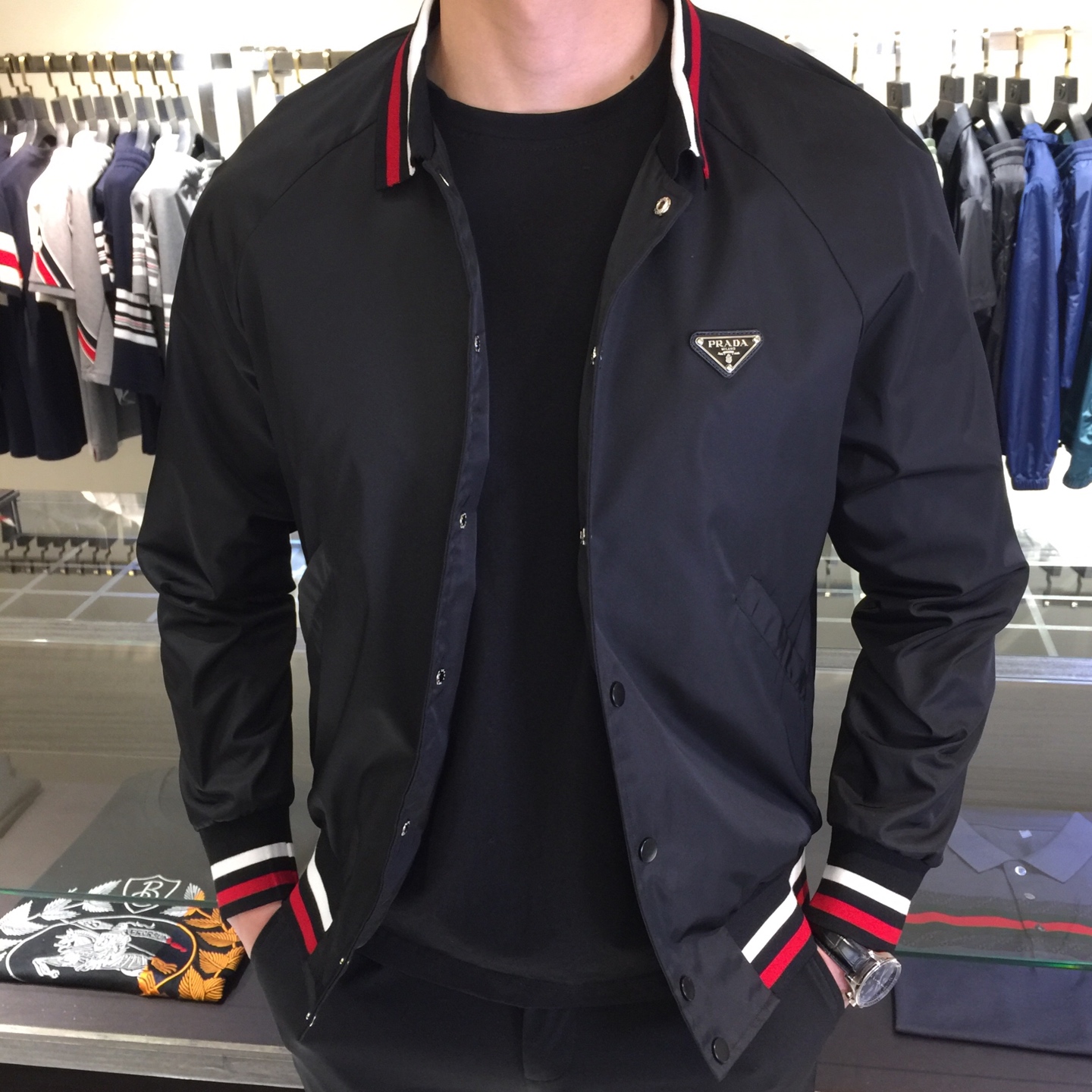 NO:124513,Pjia's new spring lapel jacket for 2025, original order is good. The world's top men's clothing, highlights the taste, color-blocking thread design embellishment, original auxiliary accessories, atmospheric and fashionable, calm and versatile, atmospheric and elegant, extremely comfortable and comfortable experience, luxurious and noble, crisp and stylish, a must-have!  Size M~XXXL (model/125 catties wear M), Jackets & coats,alexander wang19860909P家2025春季新款翻领外套,原单好货.全球顶级男装,非常凸显品味,拼色螺纹设计点缀,原版辅料配件,大气时尚,从容百搭,大气优雅,极度舒适体验,奢华高贵,挺括有型,必备款！尺码M～XXXL（模特/125斤穿M）,,jackets & coats,alexander wang,Men's clothing