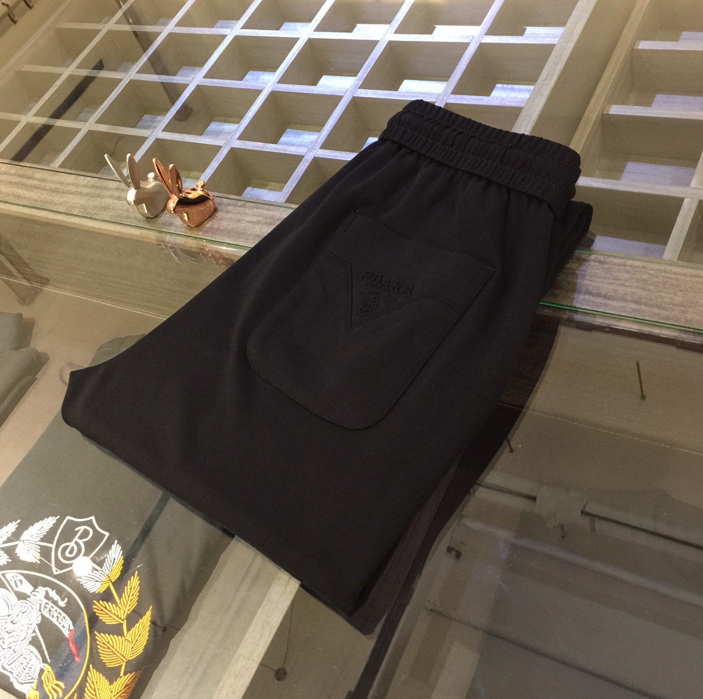 NO:124517,Pjia 2025 summer new model. Production from OEM factory. Elastic waist casual pants. Custom imported top-grade light and mercerized fabric blend. Good comfort. The upper body has no sense of restraint. High-end style, the upper body shows slender legs. It is definitely a rare good product. Size 29~3837. (Model/125 catties wear 30),,alexander wang19860909P家2025夏季新款.代工厂出品.松紧腰休闲裤 定制进口顶级轻薄丝光面料混纺.舒适度佳.上身毫无束缚感.高版型、上身显腿修长.绝对是不可多得的好货.尺码29～3837.（模特/125斤穿30）,,alexander wang,Men's clothing