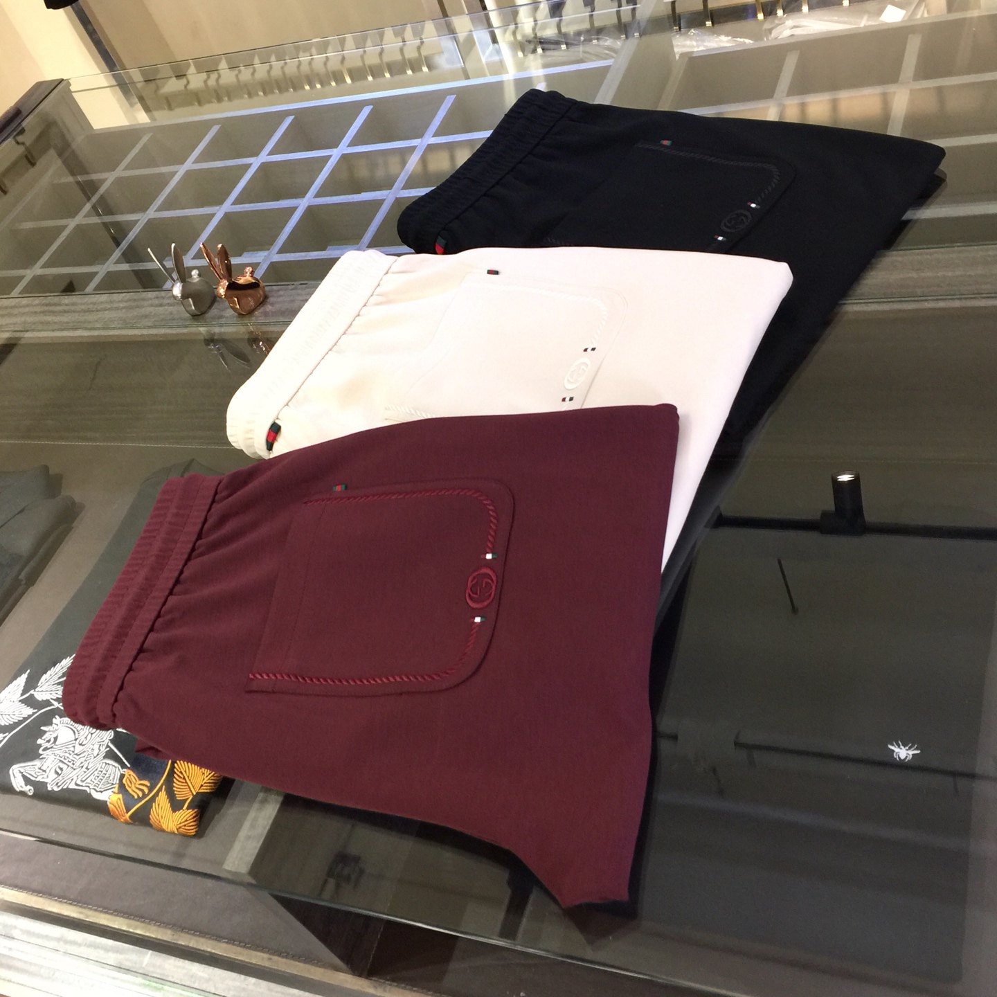 NO:124521,G Home 2025 summer new model. Production from OEM. Elastic waist casual pants. Custom imported top-grade lightweight combed cotton fabric blend. Good comfort. The upper body has no sense of restraint. High-end style, the upper body shows slender legs. It is definitely a rare good product. Black/white/burgundy!  Size 29~3837. (Model/125 catties wear 30), gucci, alexander wang19860909G家2025夏季新款.代工厂出品.松紧腰休闲裤 定制进口顶级轻薄精梳棉面料混纺.舒适度佳.上身毫无束缚感.高版型、上身显腿修长.绝对是不可多得的好货.黑色/米白色/酒红色！尺码29～3837.（模特/125斤穿30）,,gucci,alexander wang,Men's clothing