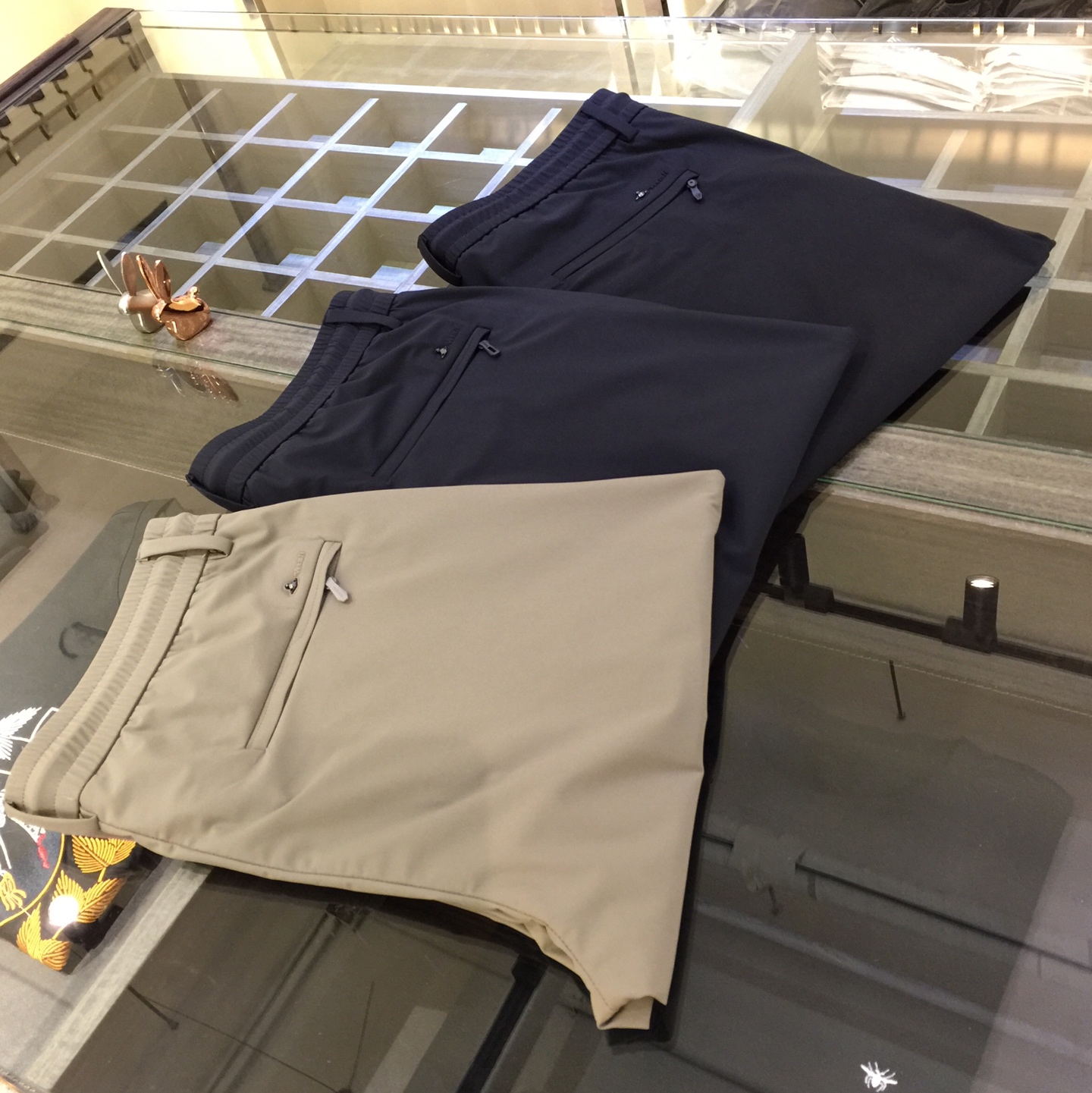 NO:124504,Vi Home's latest summer casual pants in 2025. Produced by OEM. Elastic waist design casual pants. Custom imported top-grade fabrics and mercerized cotton blend. Good comfort. The upper body has no sense of restraint. High-end style, the upper body shows slender legs. It is definitely a rare good product. Black/dark blue/card color!  Size 29~3837. (Model/125 catties wear 30), alexander wang19860909Vi家2025夏季最新款休闲裤.代工厂出品.松紧腰设计休闲裤 定制进口顶级面料、丝光棉混纺.舒适度佳.上身毫无束缚感.高版型、上身显腿修长.绝对是不可多得的好货.黑色/深蓝色/卡色！尺码29～3837.（模特/125斤穿30）,,alexander wang,Men's clothing