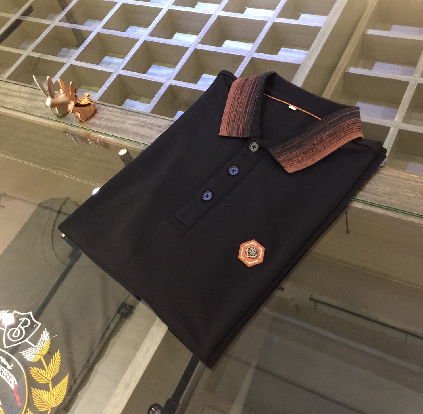 NO:124508,LP Home 2025AW Lapel Shirts, versatile commuting to work, full of elegant design, a must-have for business elites. This design is very exquisitely designed fabric!  It uses high-weight honeycomb fiber cotton fabric. Wen Ru is soft, delicate and soft. The upper body is naturally comfortable. The lapel business casual slim fit can be worn both in business and leisure. It highlights the overall styling and slim body feel. The overall craftsmanship line is really impeccable. This kind of lapel fashion adds points to urban fashion people and has a more gentlemanly charm!  Size M~XXXL (model/125 catties wear M), loro piana, alexander wang19860909LP家2025AW最新系列翻领衫 上班通勤百搭 富于优雅的设计感 商务精英必备 此款设计非常考究面料！采用高克重蜂窝纤维棉面料 温儒柔软 细腻柔软 上身自然是舒适 翻领商务休闲修身款 无论是商务还是休闲时候都可穿搭 非常的凸显整体的造型感以及修身上身感 整体的工艺车线真的是无可挑剔的 这样的一款翻领时装 无不为都市时尚人士加分 更加的绅士韵味十足范！尺码M～XXXL（模特/125斤穿M）,,loro piana,alexander wang,Men's clothing