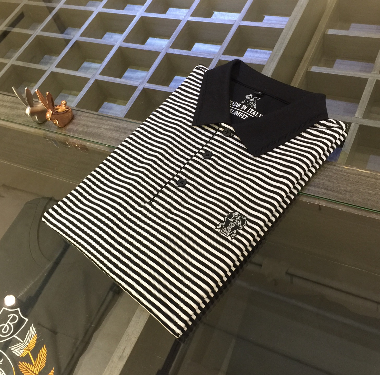 NO:124510,BC home’s major recommendation!  The latest series of 2025AW, versatile commuting at work, elegant design, a must-have for business elites, striped design integrated into one!  Exquisite brand embroidery logo on the chest!  It uses imported double mercerized bead floor cotton honeycomb fabric. Wen Ru is soft, delicate and soft. The upper body is naturally comfortable. The lapel business casual slim fit can be worn both in business and leisure. It highlights the overall styling and slim body feel. The overall craftsmanship line is really impeccable. This kind of lapel fashion adds points to urban fashion people and has a more gentlemanly charm!  Size M~XXXL (model/125 catties wear M), chanel, alexander wang19860909BC家重磅推荐！2025AW最新系列 上班通勤百搭 富于优雅的设计感 商务精英必备 条纹设计一体成型！胸前精致品牌刺绣Logo！采用进口双丝光珠地棉蜂窝面料 温儒柔软 细腻柔软 上身自然是舒适 翻领商务休闲修身款 无论是商务还是休闲时候都可穿搭 非常的凸显整体的造型感以及修身上身感 整体的工艺车线真的是无可挑剔的 这样的一款翻领时装 无不为都市时尚人士加分 更加的绅士韵味十足范！尺码M～XXXL（模特/125斤穿M）,,chanel,alexander wang,Men's clothing