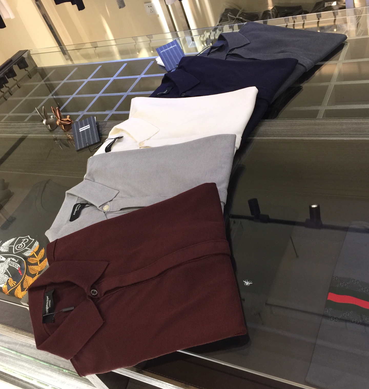 NO:124514,Ze Home The most basic and common style in the wardrobe in 2025, a comfortable, fashionable and durable Tianshi cotton sweater is hard to come by. This new 25-year spring and summer lapel knitted lapel knitted product from old channels, and everyone who has taken it to our family knows it, so I won’t say more~ Customer-supplied imported fabrics, soft, breathable, and a very delicate feeling to the touch. The lapel shirt has a lantern design that makes people shine, with a little retro feel, which looks fashionable and unique. The inner part is all made of single-needle edge locking!  The cuff ends are made of custom threads, which can ensure that they are not easily deformed!  The cut is appropriately cut without any sense of restraint. Every part is perfectly in line with the rhythm of the human body. Even if you wear it, it is super comfortable!  Slim and show your temperament, it is definitely a platinum item for business and leisure!  Dark gray/dark blue/white/light gray/burgundy!  Size M~XXXL (model 175/125 catties wear M), Shirts,alexander wang19860909Ze家 2025年衣橱里最为基础常见的款式,一件舒适时髦又耐看的天丝棉针织衫更是可遇而不可求,这款25年春夏新款翻领针织 老渠道的口碑货,拿过咱家的都懂,就不再多说了哈~ 客供进口面料,柔软透气垂坠感强,摸上去非常细腻的感觉.翻领衬衫开襟设计,让人眼前一亮,有一点复古feel,显得时髦又别致.内里全部采用单针锁边工艺！袖口衣尾采用定制螺纹,能够确保穿着不轻易变形！裁剪得体,没有任何束缚感,每一处都完美符合人体律动,既便是穿着动动都超舒适！修身显气质,绝对是商务休闲的白金单品！深灰色/深蓝色/白色/浅灰色/酒红色！尺码M～XXXL（模特175/125斤穿M）,,shirts,alexander wang,Men's clothing