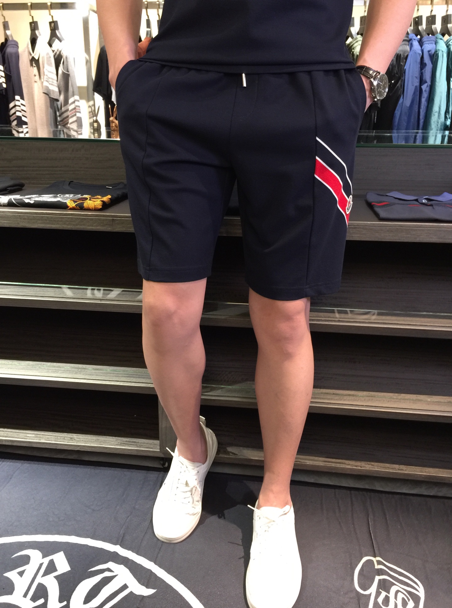 NO:124516,/Set of shorts details Mo home recommendation!  2025AW latest series sets, versatile commuting to work, elegant design, a must-have for business elites!  It uses high-quality mercerized bead floor cotton fabric. Wen Ru is soft, delicate and soft. The upper body is naturally comfortable. The lapel is business casual slim style. It can be worn in both business and leisure. The neckline is exquisitely threaded!  It highlights the overall styling and body-slimming feeling. The overall craftsmanship line is really impeccable. This kind of lapel fashion adds points to urban fashion people and has a more gentlemanly charm!  Dark blue/grey!  Size M~XXXL (model 175/125 catties wear M), shorts, alexander wang19860909/套 短裤细节图Mo家重磅推荐！2025AW最新系列套装 上班通勤百搭 富于优雅的设计感 商务精英必备！采用高克重丝光珠地棉面料 温儒柔软 细腻柔软 上身自然是舒适 翻领商务休闲修身款 无论是商务还是休闲时候都可穿搭 领口精美螺纹设计！非常的凸显整体的造型感以及修身上身感 整体的工艺车线真的是无可挑剔的 这样的一款翻领时装 无不为都市时尚人士加分 更加的绅士韵味十足范！深蓝色/灰色！尺码M～XXXL（模特175/125斤穿M）,,shorts,alexander wang,Men's clothing