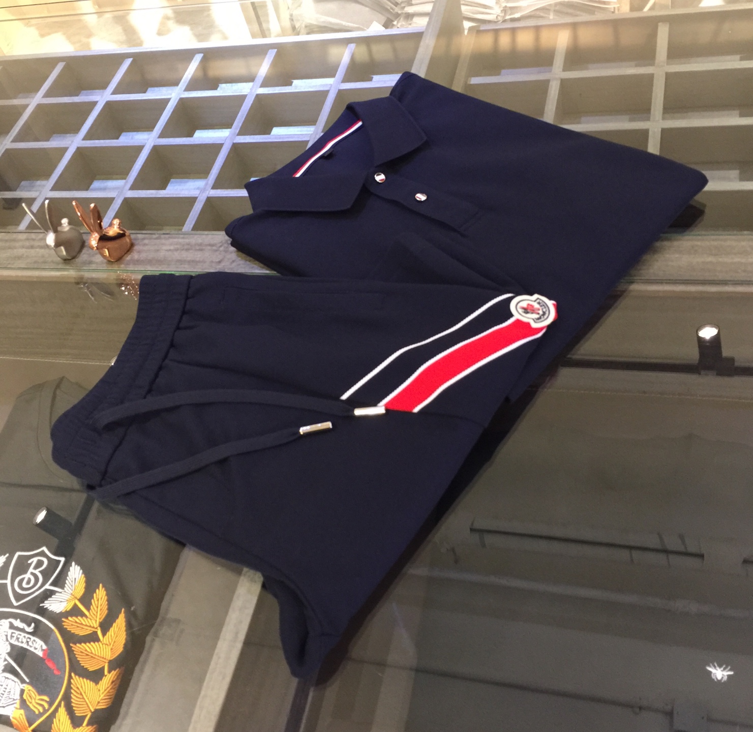 NO:124518,/Set Top details pictures Mo home recommendation!  2025AW latest series sets, versatile commuting to work, elegant design, a must-have for business elites!  It uses high-quality mercerized bead floor cotton fabric. Wen Ru is soft, delicate and soft. The upper body is naturally comfortable. The lapel is business casual slim style. It can be worn in both business and leisure. The neckline is exquisitely threaded!  It highlights the overall styling and body-slimming feeling. The overall craftsmanship line is really impeccable. This kind of lapel fashion adds points to urban fashion people and has a more gentlemanly charm!  Dark blue/grey!  Size M~XXXL (model 175/125 catties wear M), alexander wang19860909/套 上衣细节图Mo家重磅推荐！2025AW最新系列套装 上班通勤百搭 富于优雅的设计感 商务精英必备！采用高克重丝光珠地棉面料 温儒柔软 细腻柔软 上身自然是舒适 翻领商务休闲修身款 无论是商务还是休闲时候都可穿搭 领口精美螺纹设计！非常的凸显整体的造型感以及修身上身感 整体的工艺车线真的是无可挑剔的 这样的一款翻领时装 无不为都市时尚人士加分 更加的绅士韵味十足范！深蓝色/灰色！尺码M～XXXL（模特175/125斤穿M）,,alexander wang,Men's clothing