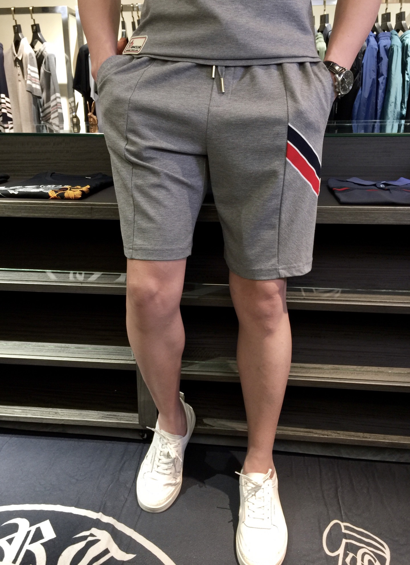 NO:124520,/Set of shorts details Mo home recommendation!  2025AW latest series sets, versatile commuting to work, elegant design, a must-have for business elites!  It uses high-quality mercerized bead floor cotton fabric. Wen Ru is soft, delicate and soft. The upper body is naturally comfortable. The lapel is business casual slim style. It can be worn in both business and leisure. The neckline is exquisitely threaded!  It highlights the overall styling and body-slimming feeling. The overall craftsmanship line is really impeccable. This kind of lapel fashion adds points to urban fashion people and has a more gentlemanly charm!  Dark blue/grey!  Size M~XXXL (model 175/125 catties wear M), shorts, alexander wang19860909/套 短裤细节图Mo家重磅推荐！2025AW最新系列套装 上班通勤百搭 富于优雅的设计感 商务精英必备！采用高克重丝光珠地棉面料 温儒柔软 细腻柔软 上身自然是舒适 翻领商务休闲修身款 无论是商务还是休闲时候都可穿搭 领口精美螺纹设计！非常的凸显整体的造型感以及修身上身感 整体的工艺车线真的是无可挑剔的 这样的一款翻领时装 无不为都市时尚人士加分 更加的绅士韵味十足范！深蓝色/灰色！尺码M～XXXL（模特175/125斤穿M）,,shorts,alexander wang,Men's clothing