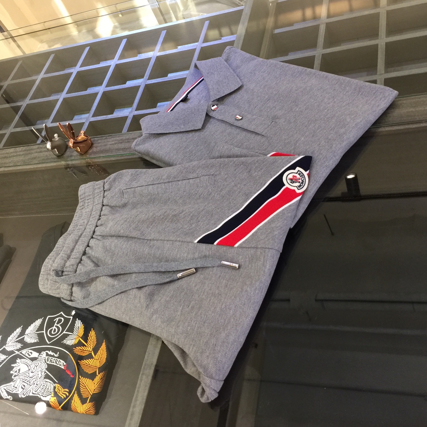 NO:124522,/Set Top details pictures Mo home recommendation!  2025AW latest series sets, versatile commuting to work, elegant design, a must-have for business elites!  It uses high-quality mercerized bead floor cotton fabric. Wen Ru is soft, delicate and soft. The upper body is naturally comfortable. The lapel is business casual slim style. It can be worn in both business and leisure. The neckline is exquisitely threaded!  It highlights the overall styling and body-slimming feeling. The overall craftsmanship line is really impeccable. This kind of lapel fashion adds points to urban fashion people and has a more gentlemanly charm!  Dark blue/grey!  Size M~XXXL (model 175/125 catties wear M), alexander wang19860909/套 上衣细节图Mo家重磅推荐！2025AW最新系列套装 上班通勤百搭 富于优雅的设计感 商务精英必备！采用高克重丝光珠地棉面料 温儒柔软 细腻柔软 上身自然是舒适 翻领商务休闲修身款 无论是商务还是休闲时候都可穿搭 领口精美螺纹设计！非常的凸显整体的造型感以及修身上身感 整体的工艺车线真的是无可挑剔的 这样的一款翻领时装 无不为都市时尚人士加分 更加的绅士韵味十足范！深蓝色/灰色！尺码M～XXXL（模特175/125斤穿M）,,alexander wang,Men's clothing