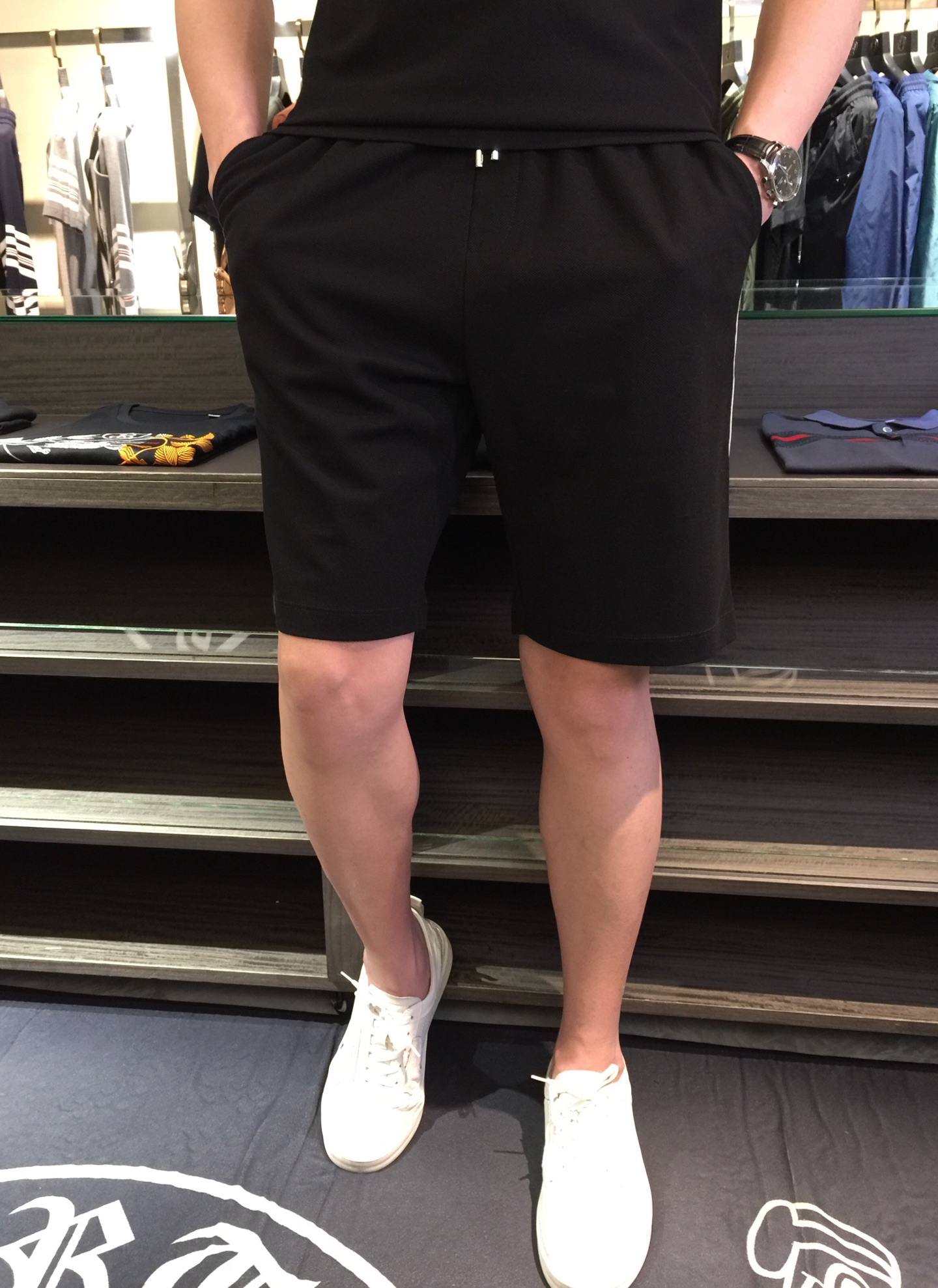 NO:124523,/Set of shorts details G home recommended!  2025AW latest series sets, versatile commuting to work, elegant design, a must-have for business elites!  Side webbing design!  It uses high-quality mercerized bead floor cotton fabric. Wen Ru is soft, delicate and soft. The upper body is naturally comfortable. The lapel is business casual slim style. It can be worn in both business and leisure. The neckline is exquisitely threaded!  It highlights the overall styling and body-slimming feeling. The overall craftsmanship line is really impeccable. This kind of lapel fashion adds points to urban fashion people and has a more gentlemanly charm!  Black/white!  Size M~XXXL (model 175/125 catties wear M), gucci, shorts, alexander wang19860909/套 短裤细节图G家重磅推荐！2025AW最新系列套装 上班通勤百搭 富于优雅的设计感 商务精英必备！侧边织带设计！采用高克重丝光珠地棉面料 温儒柔软 细腻柔软 上身自然是舒适 翻领商务休闲修身款 无论是商务还是休闲时候都可穿搭 领口精美螺纹设计！非常的凸显整体的造型感以及修身上身感 整体的工艺车线真的是无可挑剔的 这样的一款翻领时装 无不为都市时尚人士加分 更加的绅士韵味十足范！黑色/白色！尺码M～XXXL（模特175/125斤穿M）,,gucci,shorts,alexander wang,Men's clothing