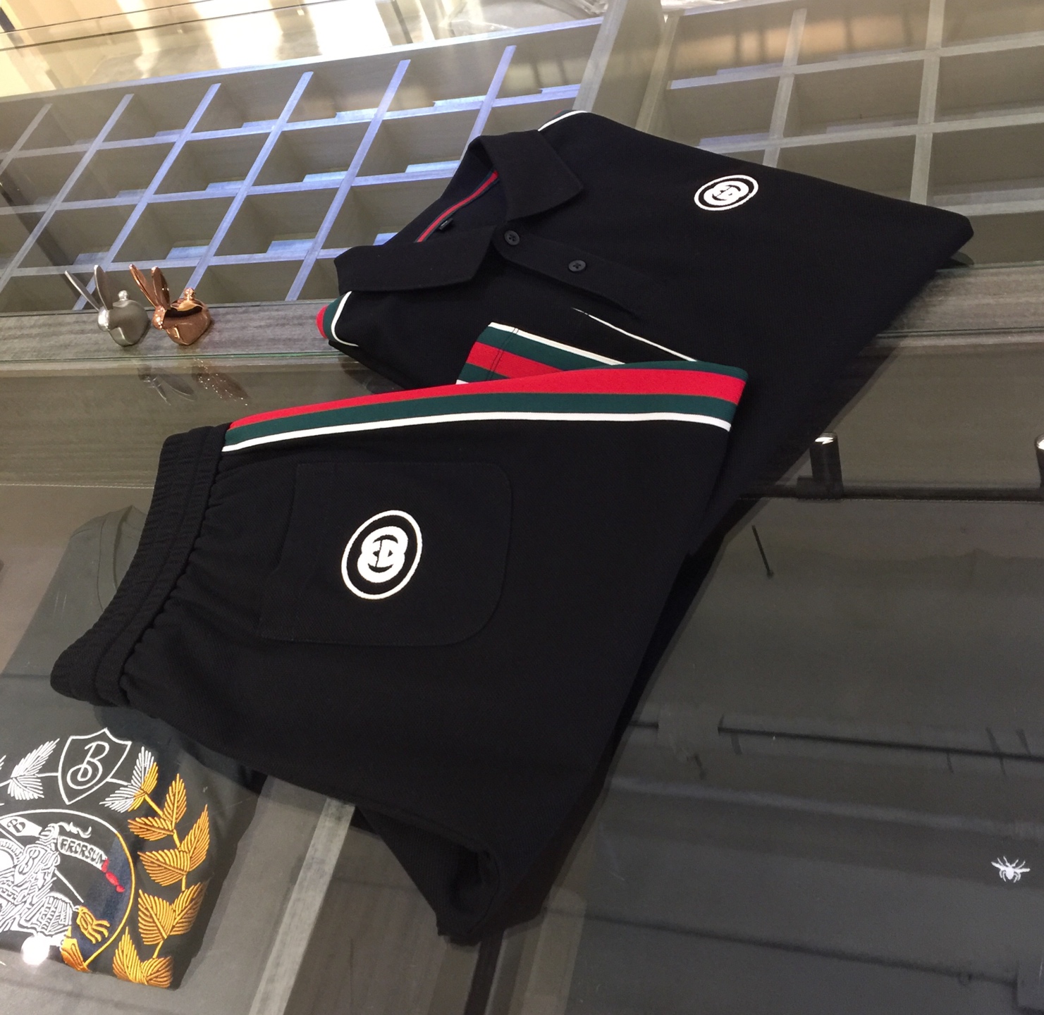 NO:124525,/Set Top details pictures G home's heavy recommendation!  2025AW latest series sets, versatile commuting to work, elegant design, a must-have for business elites!  Side webbing design!  It uses high-quality mercerized bead floor cotton fabric. Wen Ru is soft, delicate and soft. The upper body is naturally comfortable. The lapel is business casual slim style. It can be worn in both business and leisure. The neckline is exquisitely threaded!  It highlights the overall styling and body-slimming feeling. The overall craftsmanship line is really impeccable. This kind of lapel fashion adds points to urban fashion people and has a more gentlemanly charm!  Black/white!  Size M~XXXL (model 175/125 catties wear M), gucci, alexander wang19860909/套 上衣细节图G家重磅推荐！2025AW最新系列套装 上班通勤百搭 富于优雅的设计感 商务精英必备！侧边织带设计！采用高克重丝光珠地棉面料 温儒柔软 细腻柔软 上身自然是舒适 翻领商务休闲修身款 无论是商务还是休闲时候都可穿搭 领口精美螺纹设计！非常的凸显整体的造型感以及修身上身感 整体的工艺车线真的是无可挑剔的 这样的一款翻领时装 无不为都市时尚人士加分 更加的绅士韵味十足范！黑色/白色！尺码M～XXXL（模特175/125斤穿M）,,gucci,alexander wang,Men's clothing