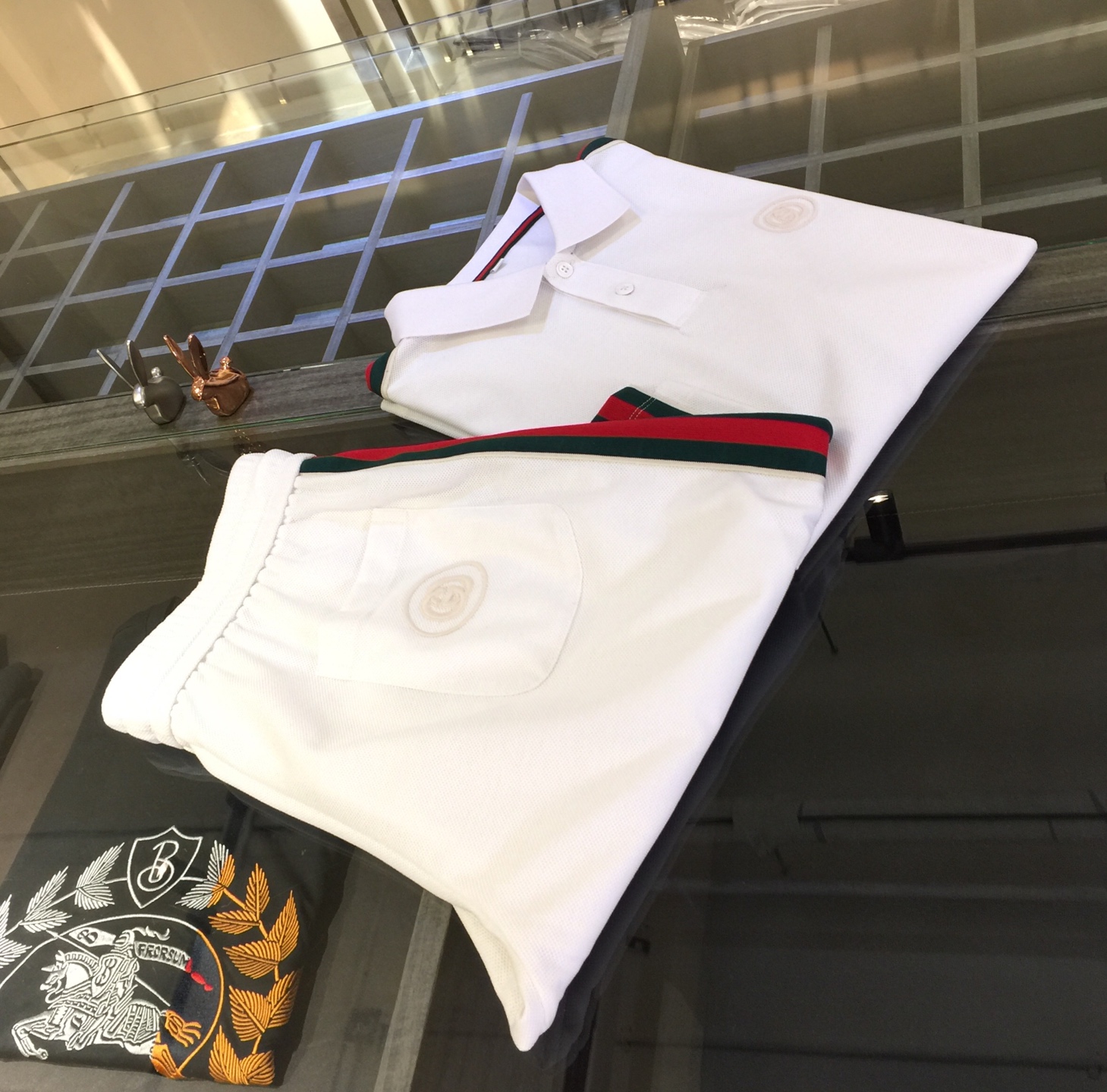 NO:124531,/Set Top details pictures G home's heavy recommendation!  2025AW latest series sets, versatile commuting to work, elegant design, a must-have for business elites!  Side webbing design!  It uses high-quality mercerized bead floor cotton fabric. Wen Ru is soft, delicate and soft. The upper body is naturally comfortable. The lapel is business casual slim style. It can be worn in both business and leisure. The neckline is exquisitely threaded!  It highlights the overall styling and body-slimming feeling. The overall craftsmanship line is really impeccable. This kind of lapel fashion adds points to urban fashion people and has a more gentlemanly charm!  Black/white!  Size M~XXXL (model 175/125 catties wear M), gucci, alexander wang19860909/套 上衣细节图G家重磅推荐！2025AW最新系列套装 上班通勤百搭 富于优雅的设计感 商务精英必备！侧边织带设计！采用高克重丝光珠地棉面料 温儒柔软 细腻柔软 上身自然是舒适 翻领商务休闲修身款 无论是商务还是休闲时候都可穿搭 领口精美螺纹设计！非常的凸显整体的造型感以及修身上身感 整体的工艺车线真的是无可挑剔的 这样的一款翻领时装 无不为都市时尚人士加分 更加的绅士韵味十足范！黑色/白色！尺码M～XXXL（模特175/125斤穿M）,,gucci,alexander wang,Men's clothing