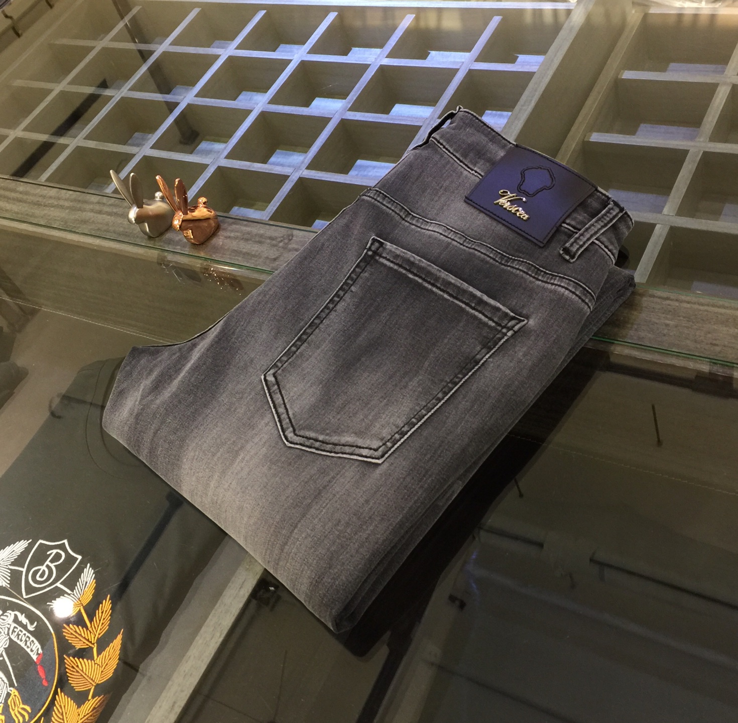 NO:127043,Fanjia high-end series of trade channel goods!  European custom version 2025 spring and summer new jeans, the upper body effect is great, original hardware!  Fashionable and stylish. The fabric is pure cotton denim with micro elasticity, comfortable and breathable. It cannot pill. The latest element design in 25 years and the selection of hardware are also selected. The cool men in magazines wear casual shirts and cool casual shoes. They are full of vitality and youthful style. Even if they are older, they are perfectly competent. They are really casual and masculine!  Size 28~3837. (Model/125 catties wear 30), jeans,alexander wang19860909范家高端系列贸易渠道货！欧洲定制版 2025春夏新款牛仔裤 上身效果非常的棒 原版五金！时尚而有型 面料是纯棉牛仔布 带微弹性 舒适透气 不会起球 25年最新元素设计 以及五金的选材上也都是精选高等级五金 喜爱杂志中酷酷的男人 穿着休闲衬衣 搭配酷酷休闲鞋 一身活力四射的青春范 即使年纪大点此款也完全可以胜任 真是怎么搭怎么率性男人味十足！尺码28～3837.（模特/125斤穿30）,,jeans,alexander wang,Men's clothing