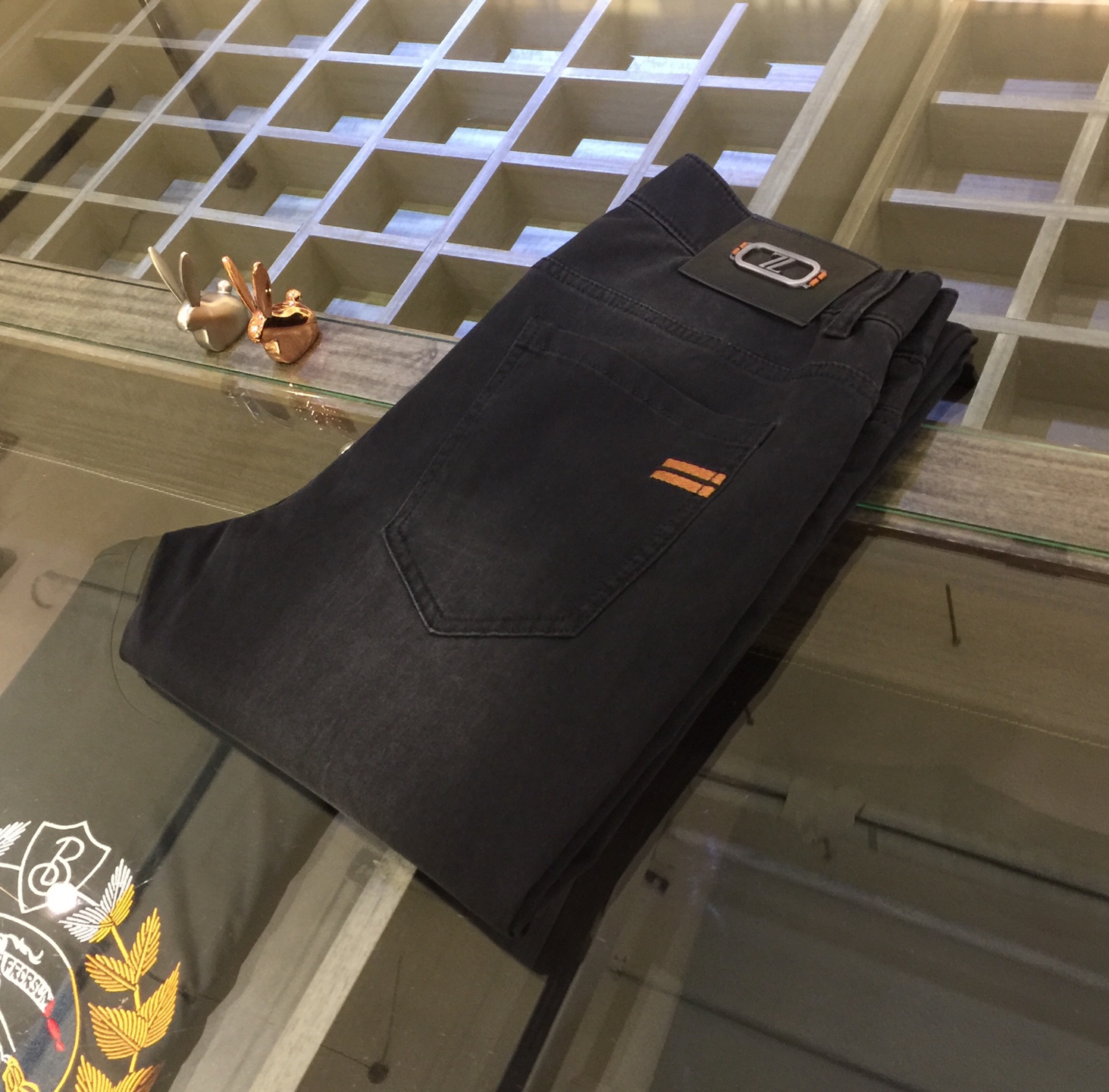 NO:127046,Ze’s high-end series of trade channels!  European custom version 2025 spring and summer new jeans, the upper body effect is great, original hardware!  Fashionable and stylish. The fabric is pure cotton denim with micro elasticity, comfortable and breathable. It cannot pill. The latest element design in 25 years and the selection of hardware are also selected. The cool men in magazines wear casual shirts and cool casual shoes. They are full of vitality and youthful style. Even if they are older, they are perfectly competent. They are really casual and masculine!  Size 28~3837. (Model/125 catties wear 30), jeans,alexander wang19860909Ze家高端系列贸易渠道货！欧洲定制版 2025春夏新款牛仔裤 上身效果非常的棒 原版五金！时尚而有型 面料是纯棉牛仔布 带微弹性 舒适透气 不会起球 25年最新元素设计 以及五金的选材上也都是精选高等级五金 喜爱杂志中酷酷的男人 穿着休闲衬衣 搭配酷酷休闲鞋 一身活力四射的青春范 即使年纪大点此款也完全可以胜任 真是怎么搭怎么率性男人味十足！尺码28～3837.（模特/125斤穿30）,,jeans,alexander wang,Men's clothing