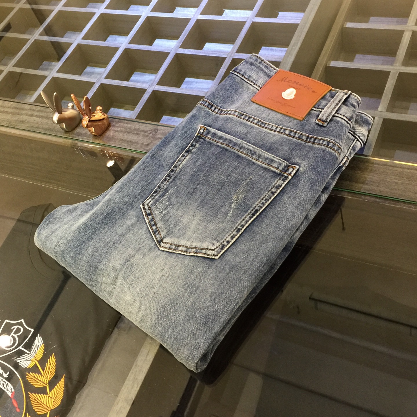 NO:127045,Mo's high-end series of trade channels!  European custom version 2025 spring and summer new jeans, the upper body effect is great, original hardware!  Fashionable and stylish. The fabric is pure cotton denim with micro elasticity, comfortable and breathable. It cannot pill. The latest element design in 25 years and the selection of hardware are also selected. The cool men in magazines wear casual shirts and cool casual shoes. They are full of vitality and youthful style. Even if they are older, they are perfectly competent. They are really casual and masculine!  Size 28~3837. (Model/125 catties wear 30), jeans,alexander wang19860909Mo家高端系列贸易渠道货！欧洲定制版 2025春夏新款牛仔裤 上身效果非常的棒 原版五金！时尚而有型 面料是纯棉牛仔布 带微弹性 舒适透气 不会起球 25年最新元素设计 以及五金的选材上也都是精选高等级五金 喜爱杂志中酷酷的男人 穿着休闲衬衣 搭配酷酷休闲鞋 一身活力四射的青春范 即使年纪大点此款也完全可以胜任 真是怎么搭怎么率性男人味十足！尺码28～3837.（模特/125斤穿30）,,jeans,alexander wang,Men's clothing