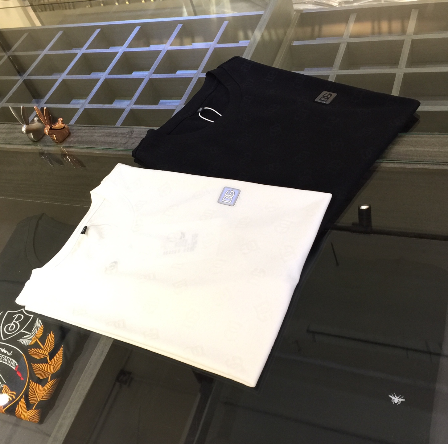 NO:127048,DG Home 2025 Summer New Products, Snap All Versions in a flash!  Classic and fashionable versatile round neck short sleeves, customized mulberry silk super soft fabric, flower burning process!  Basic base shirts are indispensable for men's wardrobe. They can be matched with various clothing anytime and anywhere to meet your daily needs. The fabrics and factories we choose are all used by first-tier brands, so we recommend buying them!  Black/white!  Size M~XXXL (model/125 catties wear M), Dolce & Gabbana, gucci, T-shirt, alexander wang19860909DG家2025夏季新品 秒杀一切版本！经典时尚百搭圆领短袖 订制桑蚕丝超柔软面料 烧花工艺！男人的衣柜都少不了基础打底衫 随时随地都可以拿来搭配各种服饰 满足您日常生活需求.我们所选择的面料及工厂都是一线品牌所使用的,推荐入手！黑色/白色！尺码M～XXXL（模特/125斤穿M）,,Dolce&Gabbana,gucci,T-shirt,alexander wang,Men's clothing