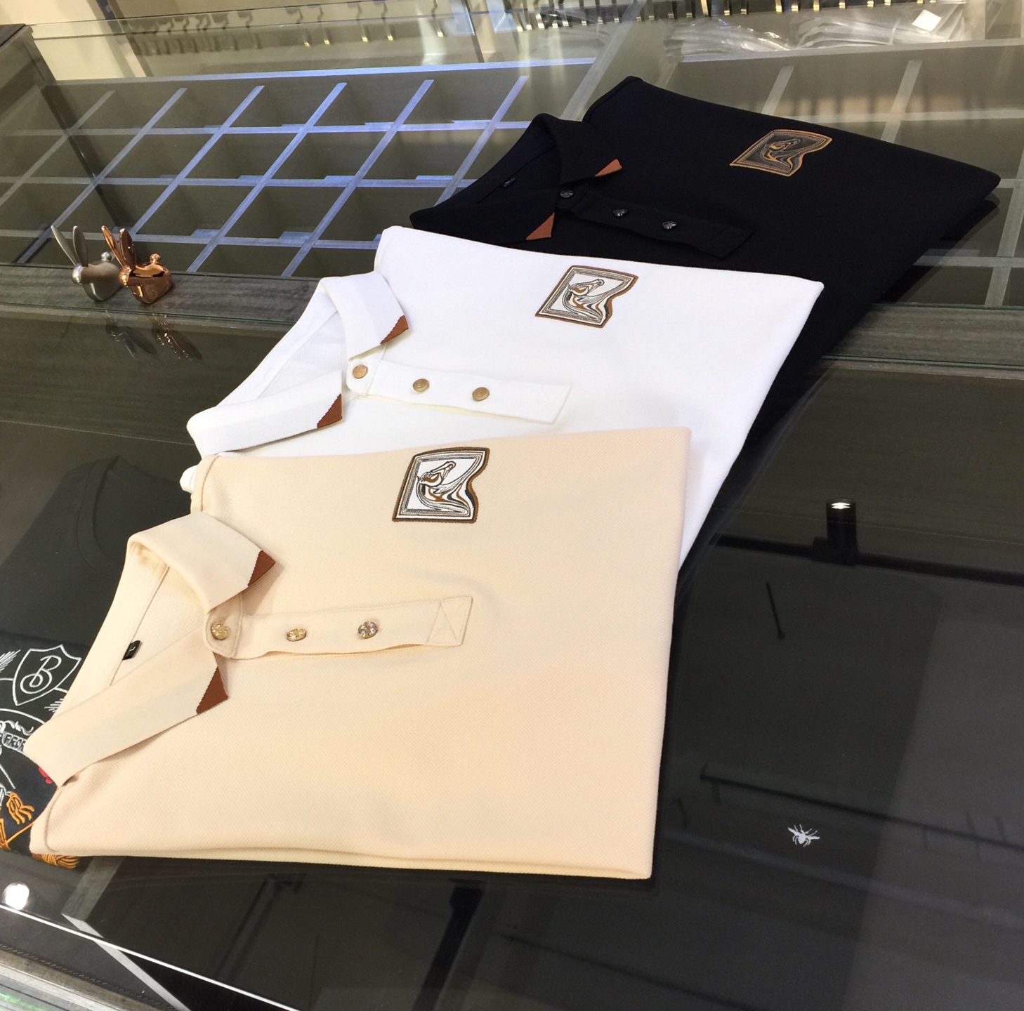 NO:127056,The latest series of Fat Brother H’s Gospel 1970AW, versatile commuting to work, elegant design, a must-have for business elites, using Gaoke heavy mercerized cotton fabric, Wen Ru soft, delicate and soft, the upper body is naturally comfortable, lapel business casual slim fit, can be worn in both business and leisure!  It highlights the overall styling and body-slimming feeling. The overall craftsmanship line is really impeccable. This kind of lapel fashion adds points to urban fashion people and has a more gentlemanly charm!  Black/white/beige!  Size M～4XL (model/catties wear M), alexander wang19860909H家胖哥哥福音1970AW最新系列 上班通勤百搭 富于优雅的设计感 商务精英必备 采用高克重丝光棉面料 温儒柔软 细腻柔软 上身自然是舒适 翻领商务休闲修身款 无论是商务还是休闲时候都可穿搭！非常的凸显整体的造型感以及修身上身感 整体的工艺车线真的是无可挑剔的 这样的一款翻领时装 无不为都市时尚人士加分 更加的绅士韵味十足范！黑色/白色/米黄色！尺码M～4XL（模特/斤穿M）,,alexander wang,Men's clothing