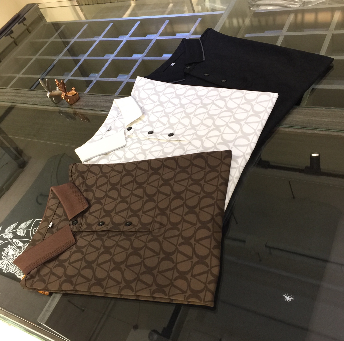 NO:127060,Recommended by Warren Home Products!  The latest series of 2025AW, versatile commuting at work, elegant design, a must-have for business elites, exquisite logo design for dresses!  It uses 120 mercerized cotton plain fabric with high gram weight. Wen Ru is soft, delicate and soft. The upper body is naturally comfortable. The lapel business casual slim fit can be worn both in business and leisure. It highlights the overall styling and slim body feel. The overall craftsmanship line is really impeccable. This kind of lapel fashion adds points to urban fashion people and has a more gentlemanly charm!  Black/white/coffee!  Size M~XXXL (model/125 catties wear M), valentino, alexander wang19860909华伦家臻品推荐！2025AW最新系列 上班通勤百搭 富于优雅的设计感 商务精英必备 整衣精美Logo设计！采用高克重120支丝光棉平纹面料 温儒柔软 细腻柔软 上身自然是舒适 翻领商务休闲修身款 无论是商务还是休闲时候都可穿搭 非常的凸显整体的造型感以及修身上身感 整体的工艺车线真的是无可挑剔的 这样的一款翻领时装 无不为都市时尚人士加分 更加的绅士韵味十足范！黑色/白色/咖色！尺码M～XXXL（模特/125斤穿M）,,valentino,alexander wang,Men's clothing