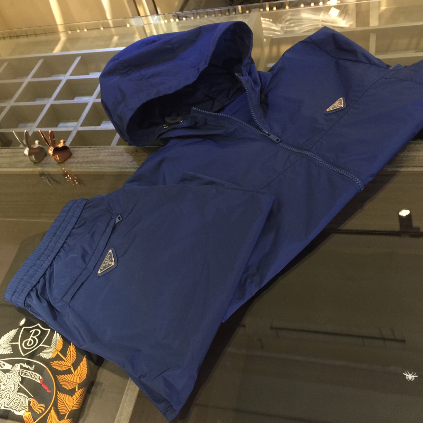 NO:127064,/Set Top details P Home 2025 new product, men's summer sports and casual suit, hooded cardigan jacket shorts combination, single wear is also very practical, very smooth and comfortable imported fabric, 2025 summer series draws inspiration from the collection elements, suitable for wearing multiple age groups, with multiple craftsmanship integrated, details visible, exquisite and durable!  Blue/Blue blue!  Size M~XXXL (model/125 catties wear M), shorts, jackets & coats, hats, alexander wang19860909/套 上衣细节P家2025新品,男士夏季运动休闲套装,连帽开衫外套短裤的组合,单穿也很实用,非常顺滑舒适的进口面料,2025夏季系列 典藏元素中汲取灵感,适合多个年龄段穿着,多种工艺融入 细节可见 精致又耐看！蓝色/青蓝色！尺码M～XXXL（模特/125斤穿M）,,shorts,jackets & coats,hats,alexander wang,Men's clothing