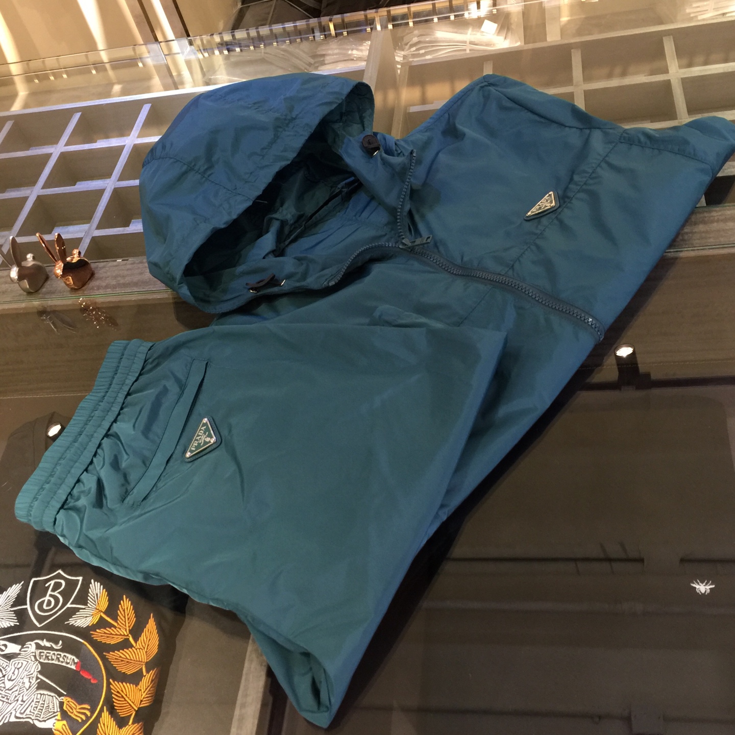 NO:127049,/Set Top details P Home 2025 new product, men's summer sports and casual suit, hooded cardigan jacket shorts combination, single wear is also very practical, very smooth and comfortable imported fabric, 2025 summer series draws inspiration from the collection elements, suitable for wearing multiple age groups, with multiple craftsmanship integrated, details visible, exquisite and durable!  Blue/Blue blue!  Size M~XXXL (model/125 catties wear M), shorts, jackets & coats, hats, alexander wang19860909/套 上衣细节P家2025新品,男士夏季运动休闲套装,连帽开衫外套短裤的组合,单穿也很实用,非常顺滑舒适的进口面料,2025夏季系列 典藏元素中汲取灵感,适合多个年龄段穿着,多种工艺融入 细节可见 精致又耐看！蓝色/青蓝色！尺码M～XXXL（模特/125斤穿M）,,shorts,jackets & coats,hats,alexander wang,Men's clothing