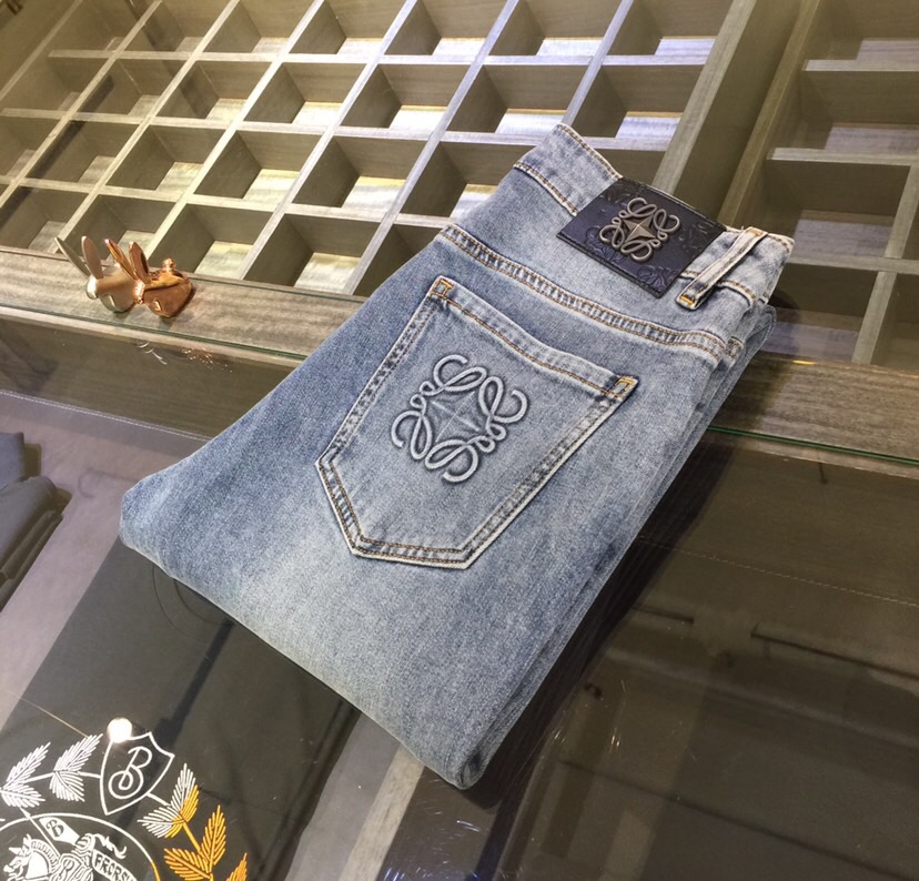 NO:127051,Luojia high-end series of trade channels!  European custom version 2025 summer new jeans, the upper body effect is great, original hardware!  Fashionable and stylish. The fabric is pure cotton denim with micro elasticity, comfortable and breathable. It cannot pill. The latest element design in 25 years and the selection of hardware are also selected. The cool men in magazines wear casual shirts and cool casual shoes. They are full of vitality and youthful style. Even if they are older, they are perfectly competent. They are really casual and masculine!  Size 30~3837. (Model/125 catties wear 30), loewe, jeans, alexander wang19860909罗家高端系列贸易渠道货！欧洲定制版 2025夏季新款牛仔裤 上身效果非常的棒 原版五金！时尚而有型 面料是纯棉牛仔布 带微弹性 舒适透气 不会起球 25年最新元素设计 以及五金的选材上也都是精选高等级五金 喜爱杂志中酷酷的男人 穿着休闲衬衣 搭配酷酷休闲鞋 一身活力四射的青春范 即使年纪大点此款也完全可以胜任 真是怎么搭怎么率性男人味十足！尺码30～3837.（模特/125斤穿30）,,loewe,jeans,alexander wang,Men's clothing