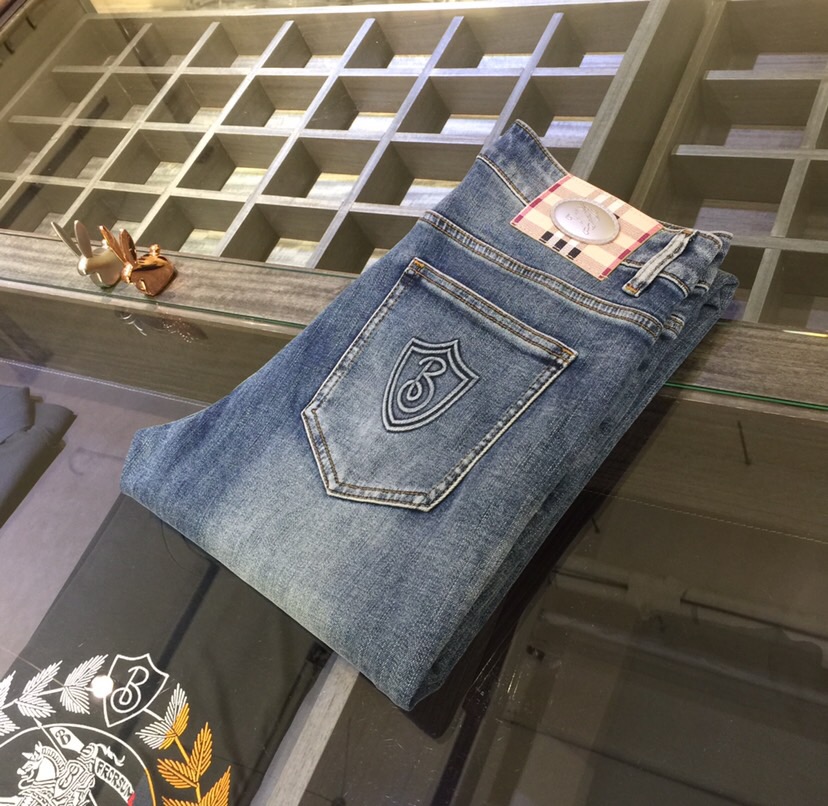 NO:127053,B-home high-end series of trade channels!  European custom version 2025 summer new jeans, the upper body effect is great, original hardware!  Fashionable and stylish. The fabric is pure cotton denim with micro elasticity, comfortable and breathable. It cannot pill. The latest element design in 25 years and the selection of hardware are also selected. The cool men in magazines wear casual shirts and cool casual shoes. They are full of vitality and youthful style. Even if they are older, they are perfectly competent. They are really casual and masculine!  Size 30~3837. (Model/125 catties wear 30), jeans,alexander wang19860909B家高端系列贸易渠道货！欧洲定制版 2025夏季新款牛仔裤 上身效果非常的棒 原版五金！时尚而有型 面料是纯棉牛仔布 带微弹性 舒适透气 不会起球 25年最新元素设计 以及五金的选材上也都是精选高等级五金 喜爱杂志中酷酷的男人 穿着休闲衬衣 搭配酷酷休闲鞋 一身活力四射的青春范 即使年纪大点此款也完全可以胜任 真是怎么搭怎么率性男人味十足！尺码30～3837.（模特/125斤穿30）,,jeans,alexander wang,Men's clothing