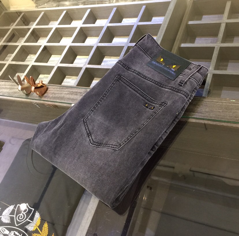 NO:127055,F-home high-end series of trade channels!  European custom version 2025 summer new jeans, the upper body effect is great, original hardware!  Fashionable and stylish. The fabric is pure cotton denim with micro elasticity, comfortable and breathable. It cannot pill. The latest element design in 25 years and the selection of hardware are also selected. The cool men in magazines wear casual shirts and cool casual shoes. They are full of vitality and youthful style. Even if they are older, they are perfectly competent. They are really casual and masculine!  Size 30~3837. (Model/125 catties wear 30), fendi, jeans, alexander wang19860909F家高端系列贸易渠道货！欧洲定制版 2025夏季新款牛仔裤 上身效果非常的棒 原版五金！时尚而有型 面料是纯棉牛仔布 带微弹性 舒适透气 不会起球 25年最新元素设计 以及五金的选材上也都是精选高等级五金 喜爱杂志中酷酷的男人 穿着休闲衬衣 搭配酷酷休闲鞋 一身活力四射的青春范 即使年纪大点此款也完全可以胜任 真是怎么搭怎么率性男人味十足！尺码30～3837.（模特/125斤穿30）,,fendi,jeans,alexander wang,Men's clothing