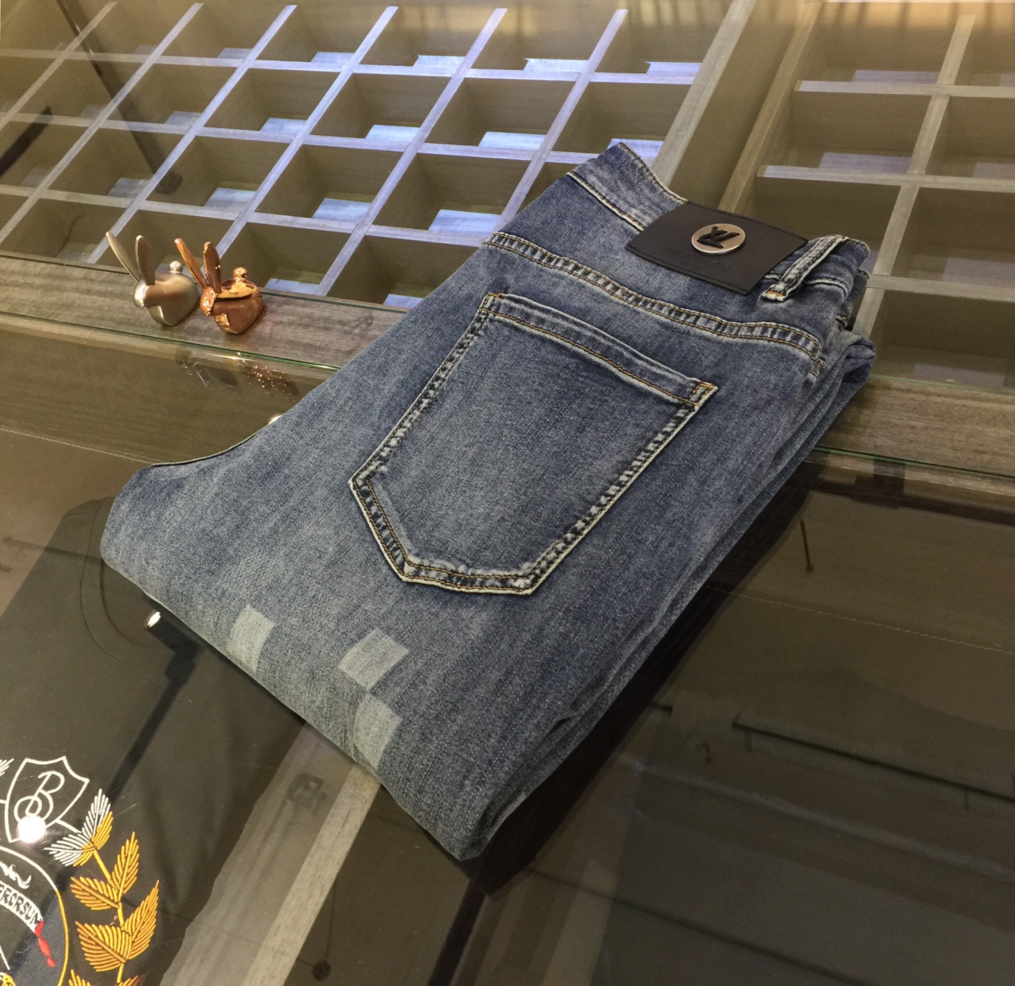 NO:127057,Lujia high-end series of trade channels!  European custom version 2025 spring and summer new jeans, the upper body effect is great, original hardware!  Fashionable and stylish. The fabric is pure cotton denim with micro elasticity, comfortable and breathable. It cannot pill. The latest element design in 25 years and the selection of hardware are also selected. The cool men in magazines wear casual shirts and cool casual shoes. They are full of vitality and youthful style. Even if they are older, they are perfectly competent. They are really casual and masculine!  Size 28~3837. (Model/125 catties wear 30), louis vuitton,louis vuitton,jeans,alexander wang19860909驴家高端系列贸易渠道货！欧洲定制版 2025春夏新款牛仔裤 上身效果非常的棒 原版五金！时尚而有型 面料是纯棉牛仔布 带微弹性 舒适透气 不会起球 25年最新元素设计 以及五金的选材上也都是精选高等级五金 喜爱杂志中酷酷的男人 穿着休闲衬衣 搭配酷酷休闲鞋 一身活力四射的青春范 即使年纪大点此款也完全可以胜任 真是怎么搭怎么率性男人味十足！尺码28～3837.（模特/125斤穿30）,,louis vuitton,louis vuitton,jeans,alexander wang,Men's clothing