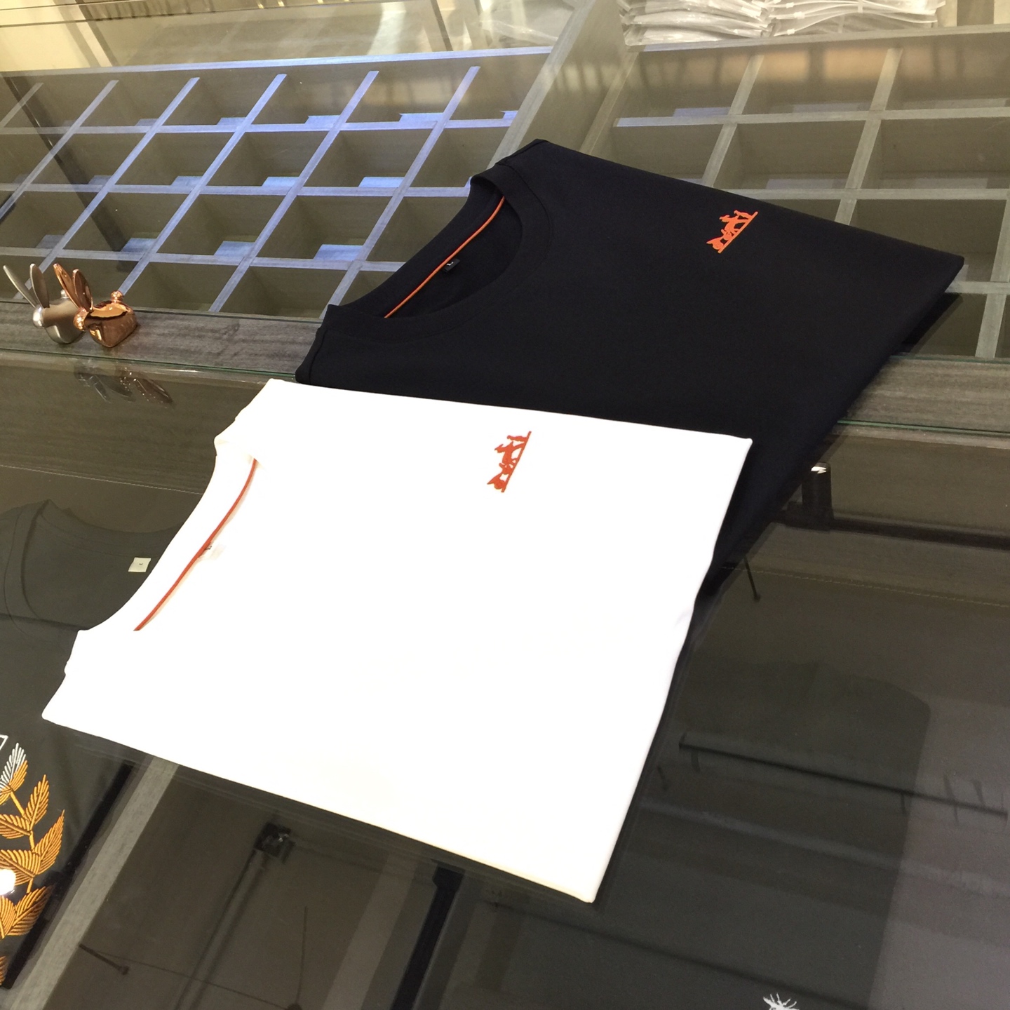 NO:127061,New summer product of Fat Brother H’s Gospel, classic and fashionable versatile round neck half-sleeved shirt, woven mercerized cotton-linen blended fabric, soft and delicate fabric, fine thread splicing!  Basic base shirts are indispensable for men's wardrobes. They can be matched with various clothing anytime and anywhere to meet your daily needs. The fabrics and factories we choose are all used by first-tier brands, and the clothes are designed very atmospheric and fashionable and high-end goods!  Dears, hurry up and buy it!  Black/white!  Size M~4XL (model/125 catties wear M), alexander wang19860909H家胖哥哥福音夏季新品 经典时尚百搭圆领半袖衫 订织丝光棉麻混纺面料 面料柔软细腻 精细螺纹拼接！男人的衣柜都少不了基础打底衫 随时随地都可以拿来搭配各种服饰 满足您日常生活需求.我们所选择的面料及工厂都是一线品牌所使用的,衣服设计非常的大气时尚 高档货物！亲们赶紧入手！黑色/白色！尺码M～4XL（模特/125斤穿M）,,alexander wang,Men's clothing