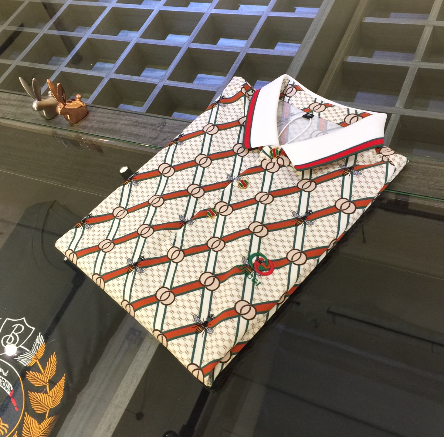 NO:127063,G Home has the latest short-sleeved lapel shirt in summer 2025!  High-end silk cotton fabric, breathable, comfortable, delicate and soft, all original customized products, and high-end digital printing of the whole dress!  High-end quality!  High-quality shipment, fashionable and stylish upper body!  Size M~XXXL (model/125 catties wear M), gucci, T-shirt, alexander wang19860909G家2025夏季最新发布短袖翻领衫！高档天丝棉面料,透气舒适细腻柔软,面料,辅料全部原版定制出品,整衣高档数码印花！品质高端！高品质出货,上身时尚有型！尺码M～XXXL（模特/125斤穿M）,,gucci,T-shirt,alexander wang,Men's clothing