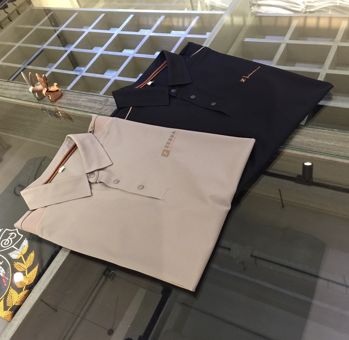 NO:127065,Zejia's new summer 2025 product, instantly kill all versions!  Classic and fashionable versatile lapel short sleeves with snap button design!  Customized clean version of Tianshi cotton fabric imported original seamless craftsmanship!  The fabric is soft and delicate. It can be used to match various clothing anytime and anywhere to meet your daily life needs. The fabrics and factories we choose are all used by first-tier brands, so it is recommended to buy them!  Black/card color!  Size M~XXXL (model/125 catties wear M), T-shirt, alexander wang19860909Ze家2025夏季新品 秒杀一切版本！经典时尚百搭翻领短袖 按扣设计！订制净版天丝棉面料 进口原版无缝工艺！面料柔软细腻 随时随地都可以拿来搭配各种服饰 满足您日常生活需求.我们所选择的面料及工厂都是一线品牌所使用的,推荐入手！黑色/卡色！尺码M～XXXL（模特/125斤穿M）,,T-shirt,alexander wang,Men's clothing