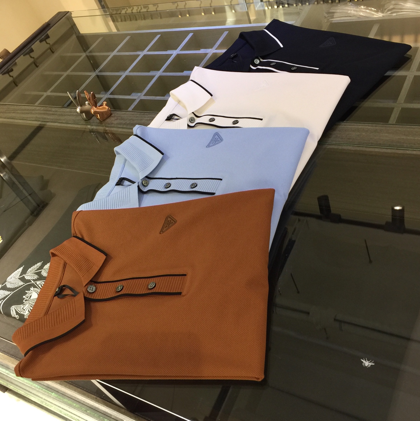 NO:127066,The latest summer series of Fat Brother P's family, versatile commuting to work, elegant design, a must-have for business elites, made of mulberry silk and mercerized bead floor cotton blend fabric Wen Ru soft, delicate and soft, the upper body is naturally comfortable, lapel business casual slim fit style, you can wear it in both business and leisure!  It highlights the overall styling and body-slimming feeling. The overall craftsmanship line is really impeccable. This kind of lapel fashion adds points to urban fashion people and has a more gentlemanly charm!  Dark blue/white/light blue/coffee!  Size M~4XL (model/125 catties wear M), alexander wang19860909P家胖哥哥福音夏季最新系列 上班通勤百搭 富于优雅的设计感 商务精英必备 采用桑蚕丝、丝光珠地棉混纺面料 温儒柔软 细腻柔软 上身自然是舒适 翻领商务休闲修身款 无论是商务还是休闲时候都可穿搭！非常的凸显整体的造型感以及修身上身感 整体的工艺车线真的是无可挑剔的 这样的一款翻领时装 无不为都市时尚人士加分 更加的绅士韵味十足范！深蓝色/白色/浅蓝色/咖色！尺码M～4XL（模特/125斤穿M）,,alexander wang,Men's clothing