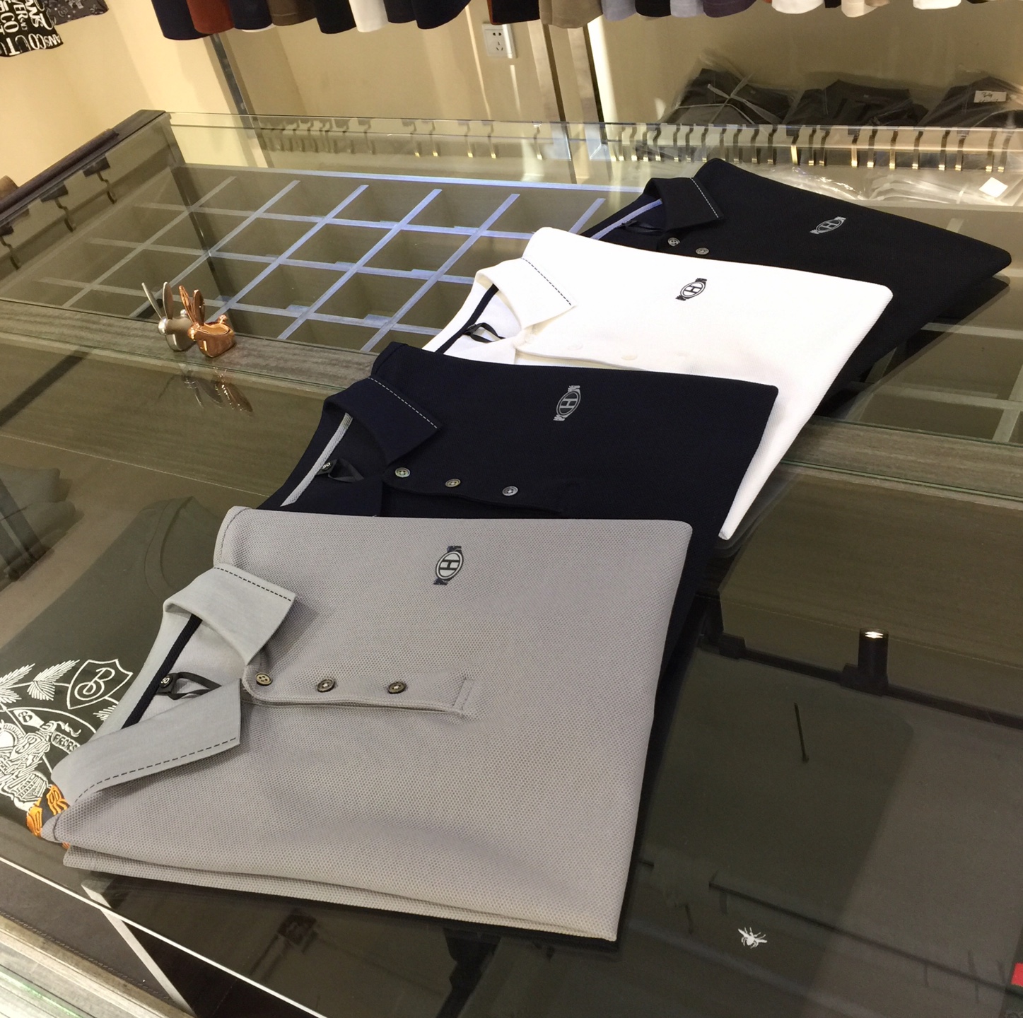 NO:127068,The latest summer series of Fat Brother H’s Gospel, versatile commuting to work, elegant design, a must-have for business elites, using mercerized bead floor cotton blend fabric, Wen Ru soft, delicate and soft, the upper body is naturally comfortable, lapel business casual slim fit style, can be worn in both business and leisure!  It highlights the overall styling and body-slimming feeling. The overall craftsmanship line is really impeccable. This kind of lapel fashion adds points to urban fashion people and has a more gentlemanly charm!  Black/white/dark blue/grey!  Size M~4XL (model/125 catties wear M), alexander wang19860909H家胖哥哥福音夏季最新系列 上班通勤百搭 富于优雅的设计感 商务精英必备 采用丝光珠地棉混纺面料 温儒柔软 细腻柔软 上身自然是舒适 翻领商务休闲修身款 无论是商务还是休闲时候都可穿搭！非常的凸显整体的造型感以及修身上身感 整体的工艺车线真的是无可挑剔的 这样的一款翻领时装 无不为都市时尚人士加分 更加的绅士韵味十足范！黑色/白色/深蓝色/灰色！尺码M～4XL（模特/125斤穿M）,,alexander wang,Men's clothing