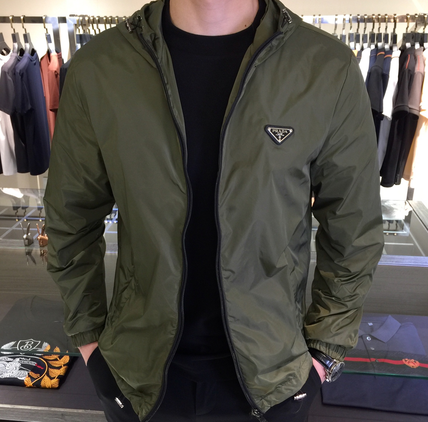 NO:127074,P family hot products have added new military green original orders!  The latest hooded jacket in spring and summer 2025!  Comfortable to wear, super texture, sports and leisure, a must-have for travel!  Wear for a long time, and the overall design is fashionable and simple!  Symbolizes the highest quality of the brand, classic and eternal!  Accept any kind of test!  Black/Military Green!  Size M~XXXL (model 175/125 catties wear M), Jackets & coats,hats,alexander wang19860909P家爆款新增军绿色原单狠货！2025春夏最新款连帽夹克！穿着舒适 质感超强 运动休闲,出行必备！穿着时间长,整体设计时尚简约！象征了品牌至高的品质,经典永恒！接受任何形式的考验！黑色/军绿色！尺码M～XXXL（模特175/125斤穿M）,,jackets & coats,hats,alexander wang,Men's clothing