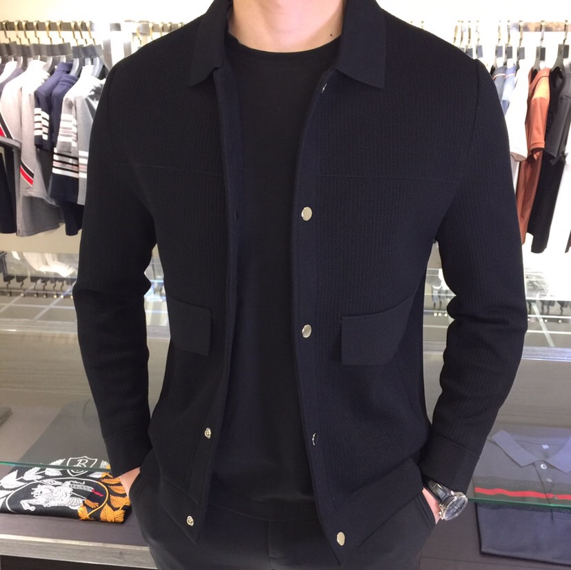 NO:127077,B Family launched a wool fashionable Tennis knitted blended cardigan jacket in spring 2025, with heavy craftsmanship and jacquard, full of three-dimensionality!  The personality is fashionable, exquisite craftsmanship, and creates extraordinary details. After complex craftsmanship, the fabric is a high-quality imported thread blend. It is affinity with the skin, the fabric is sweat-absorbing and breathable, with excellent shape, and the upper body effect is very stable and mature. It is versatile and age-reducing style. It is excellent in workmanship and is simple and generous!  Size M~XXXL (model 175/125 catties wear M), Jackets & coats, alexander wang19860909B家2025春季重磅推出羊毛时尚天丝针织混纺开衫外套,重工艺线条提花,立体感十足！个性时尚,精湛的工艺,缔造非凡的细节,经过复杂的工艺,面料成分是上等进口的织线混纺 亲和肌肤,面料吸汗又透气,版型精良,上身效果十分稳重成熟气质,百搭减龄款,做工超赞,简单大方！尺码M～XXXL（模特175/125斤穿M）,,jackets & coats,alexander wang,Men's clothing