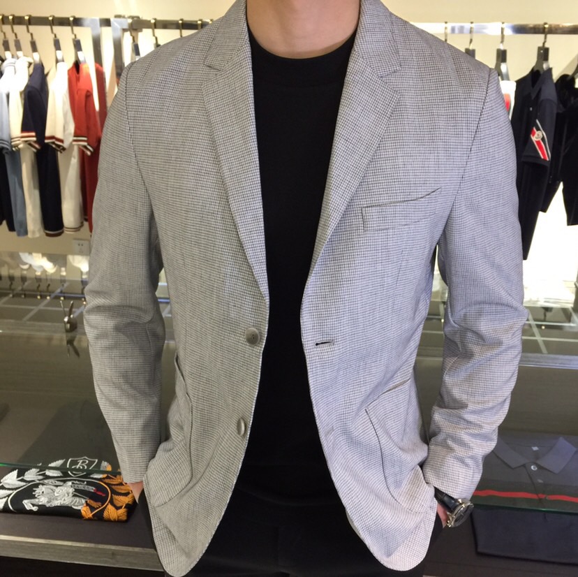 NO:127080,A home 2025ss Spring New Style, High-end Customization, Business-style Eternal Suit Style, Classic Suit Collar, 2 Buckles, slightly zipped waist, the simplest commuting and casual design!  Because this model is a light and soft commuter outfit, the whole body is more uniform, with a crochet craftsmanship, atmospheric and decent, and highlights the exquisiteness at will. It uses top-quality custom super soft silky blend, high-density ultra-thin material, skin-friendly and delicate, soft and breathable, super texture, and strong sense of class. Classic and not picky, the color dedicated to men's wardrobe is simple and generous, easy to wear but not picky, and the quality can definitely stand the test. Gray blue/light gray!  Size M~XXXL (model 175/125 catties wear M), business suit, alexander wang19860909A家2025ss开春新款 高级定制 商务风永恒的西装版型 经典西装领,2粒扣,腰部微收,最为简约通勤与休闲设计！因这款主打的是轻薄、柔软的通勤装,整身更为平服,钩织工艺,大气得体,随意中凸显精致.采用顶级定制超柔丝滑混纺 高密超薄材质、手感亲肤 细腻舒适 柔软透气,质感超强,档次感强.经典不挑人,男士衣橱专用的颜色 简单大方,好穿不挑人,品质绝对经得起考验.灰蓝色/浅灰色！尺码M～XXXL（模特175/125斤穿M）,,business suit,alexander wang,Men's clothing