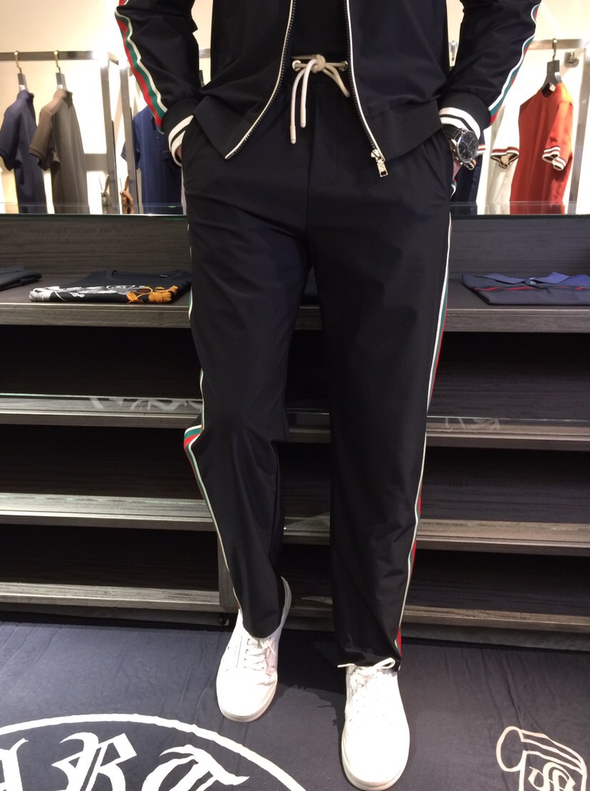 NO:127083,/Set Pants Details G Home 2025 Spring New Cardigan Set, High-end Customization Original order, let you experience comfortably, and the upper body is very good. It uses imported customized high-quality high-quality custom-woven imported elastic cotton fabric!  Breathable and comfortable. Master-level tailoring casual pants, you can't hesitate if you like this simple and atmospheric style. It is handsome and stylish. The upper body style is so good that it has no friends, and it can be perfectly controlled in various occasions!  The slim fit style is comfortable and stylish, without any sense of restraint, and the upper body is elegant and elegant without losing its casual feeling!  Black/white!  Size M~XXXL (model 175/125 catties wear M), gucci, alexander wang19860909/套 裤子细节G家2025春季新款开衫套装,高级定制 原单狠货,让你舒适体验、上身非常的赞 采用进口定制优质高品质定织进口弹力棉面料！透气舒适 大师级别剪裁休闲裤喜欢这种简约大气款就不能犹豫 帅气有格调,上身版型好到没朋友,且各种场合都能完美驾驭！修身版型舒适有型,没有束缚感,上身优雅大气又不失随性的感觉！黑色/白色！尺码M～XXXL（模特175/125斤穿M）,,gucci,alexander wang,Men's clothing